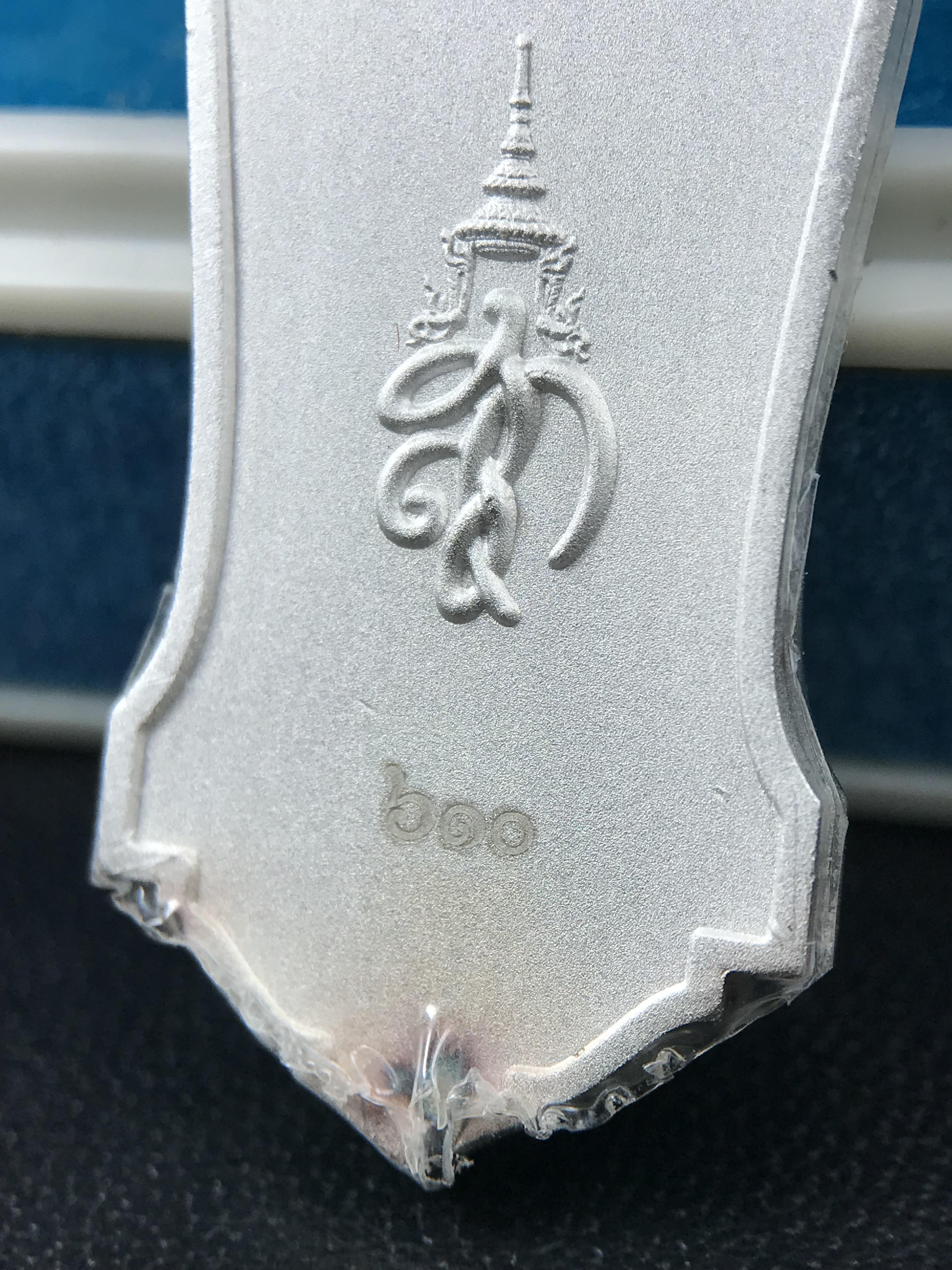 เหรียญที่ระลึกพระพุทธเมตตาประชาไทยไตรโลกนาถคันธารราฐอนุสรณ์ หลัง ภปร. และ สก. วัดทิพย์สุคนธาราม จ.กาญจนบุรี ปี 2558 เนื้อเงิน 99.99% ขนาดสูง 4.6 ซม. ที่ระลึก ร.9 พระชนมพรรษาครบ 7 รอบ และ สมเด็จพระราชินี พระชนมพรรษา 80 พรรษา พิธีใหญ่(หายาก1 ใน 999 เหรียญ)