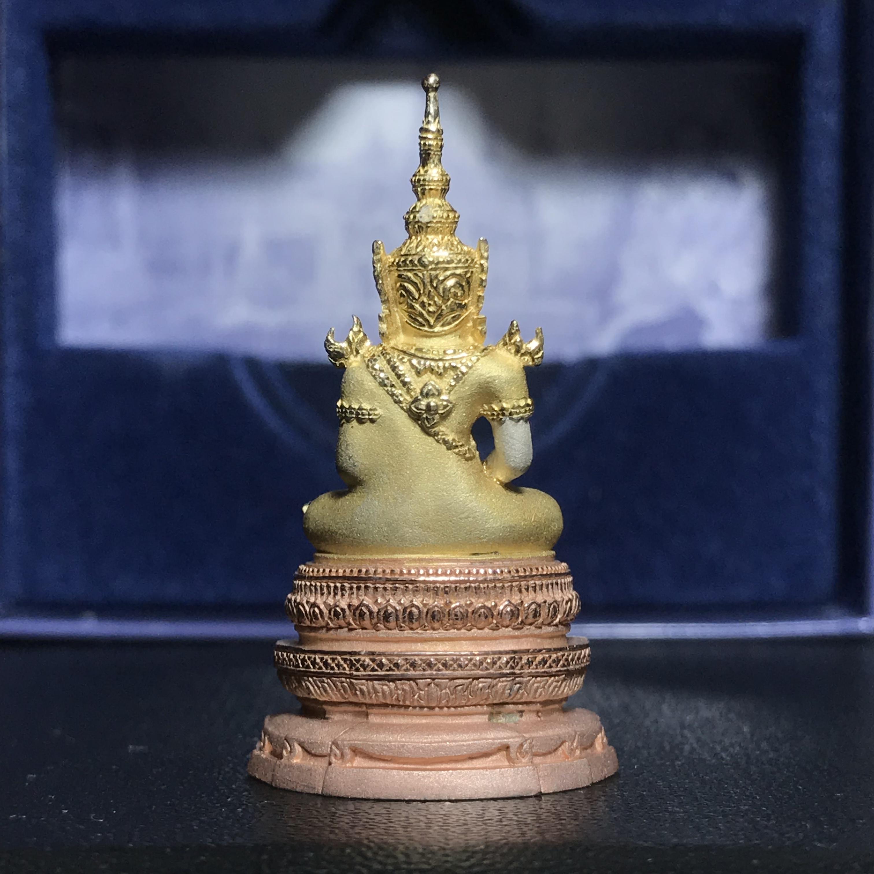 พระแก้วมรกต ภปร. ปี2547 จัดสร้างโดย รพ.ภูมิพลฯ เนื้อเงิน (3 กษัตริย์)ลอยองค์ หน้าตัก 1/2 นิ้ว