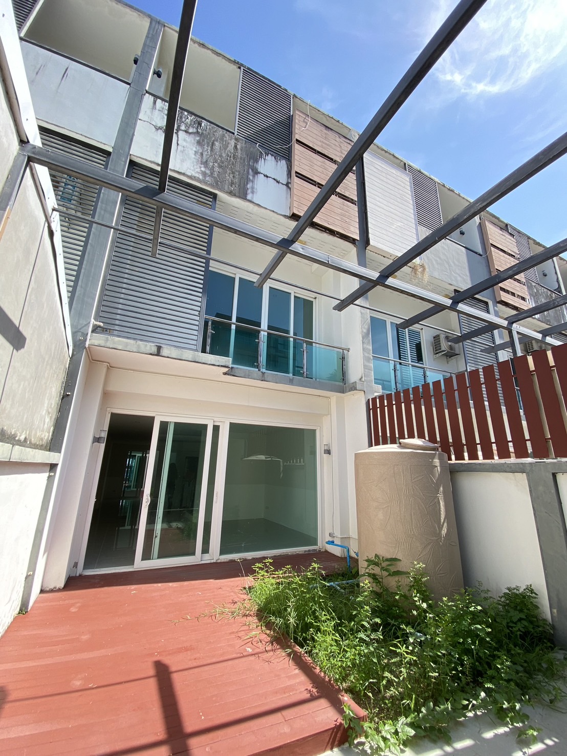 For Sales : Sea front, 2-Story commercial buildings, 3 Bedroom 6 Bathroom