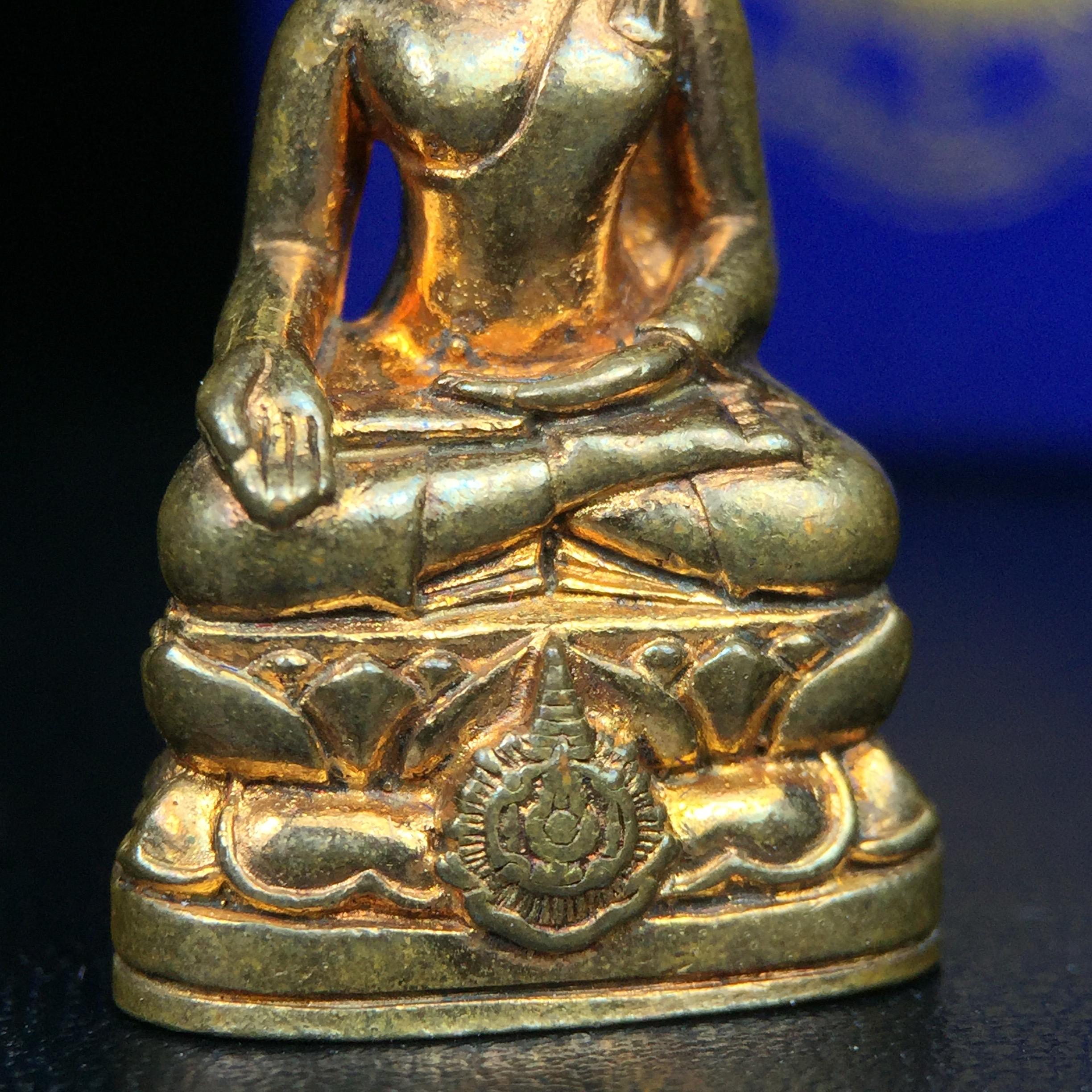 พระกริ่งไพรีพินาศ เฉลิมพระเกียรติ พระบาทสมเด็จพระเจ้าอยู่หัวรัชกาลที่9 พระชนมพรรษา 6 รอบ ปี2542เนื้อสัมฤทธิ์(บรรจุเหล็กไหล)ดีนอก-ดีใน(องค์นี้เป็นเนื้อสัมฤทธิ์ พิเศษกรรมการ ตอก 2 โค๊ต หมายเลข ๒๑๐๓)หายาก