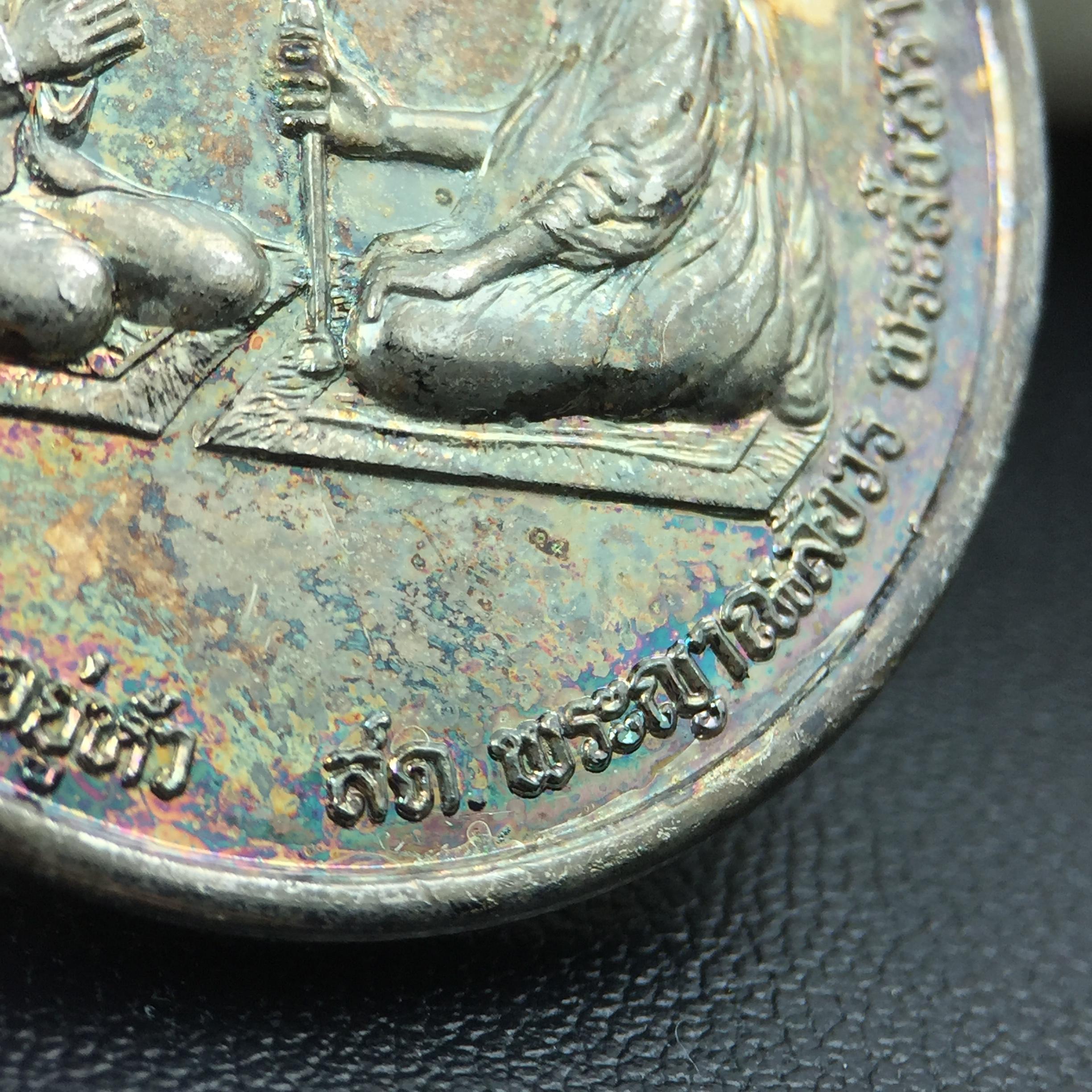 เหรียญสนทนาธรรม ในหลวงรัชกาลที่ 9 สมเด็จพระญาณสังวร หลังพระสยามเทวาธิราช ปี 2543 วัดบวรนิเวศวิหาร ชุดกรรมการ(เนื้อกะไหล่ทอง+กะไหล่เงิน+ทองแดงรมน้ำตาล)พร้อมกล่องบรรจุเดิม(ชุดหายาก สภาพผิวกะไหล่เดิมจากผู้จัดสร้าง ผิวขึ้นรุ้งธรรมชาติสวยจัด แชมป์ๆ)1 ใน 343ชุด