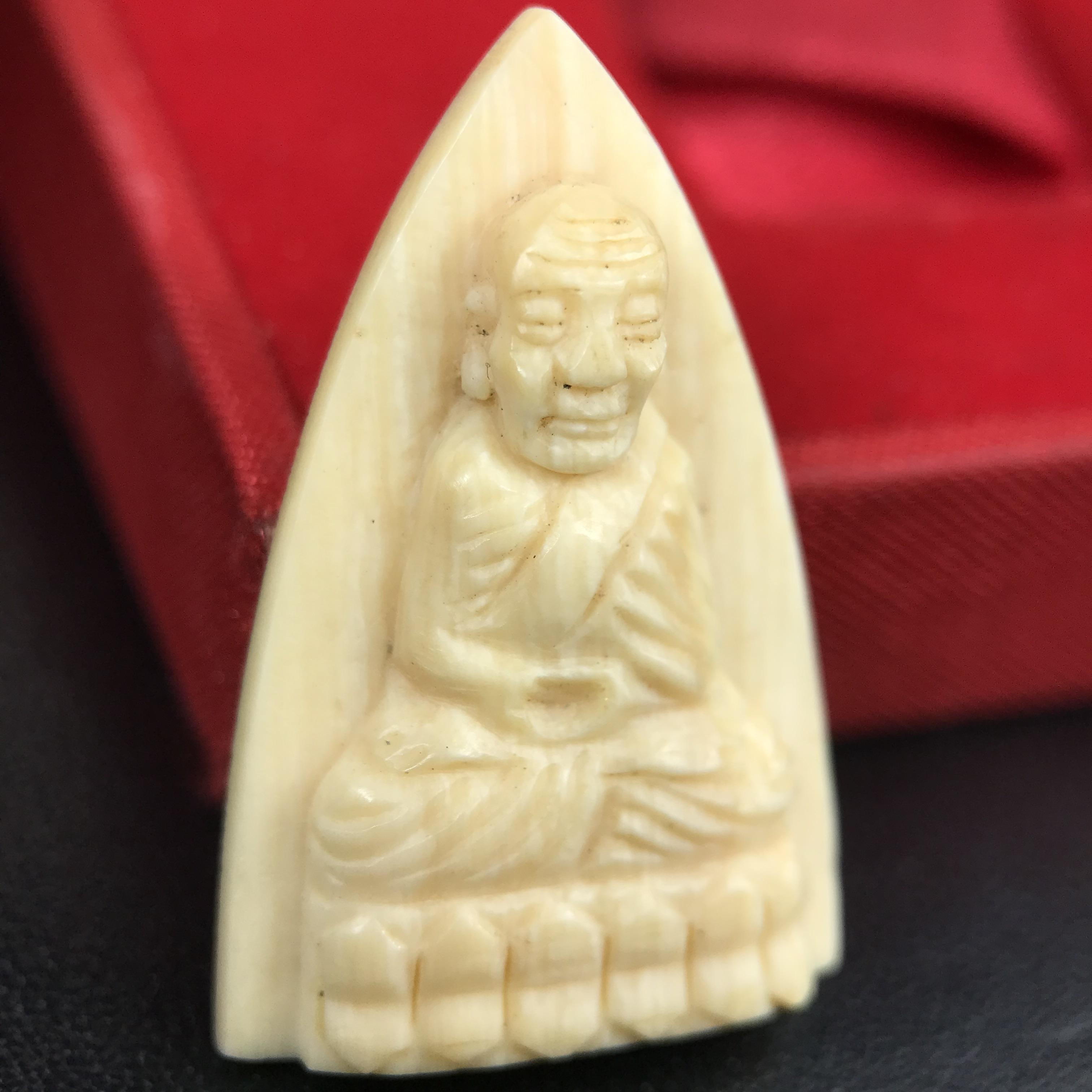 สมเด็จหลวงพ่อทวด รุ่นคชสารหมื่นปี (ศิลปาชีพ) วัดช้างให้ ปี 2541โดยมีท่าน อ.นอง วัดทรายขาว เป็นเจ้าพิธี และมีเกจิร่วมปลุกเสก 108 รูป บรรจุผงว่านเก่าและดินกากยายักษ์(พิมพ์ใหญ่เตารีด)พร้อมกล่องบรรจุครบ นิยมหายาก***องค์นี้ผิวสวยงานแกะพุทธศิลป์สวยงดงาม***