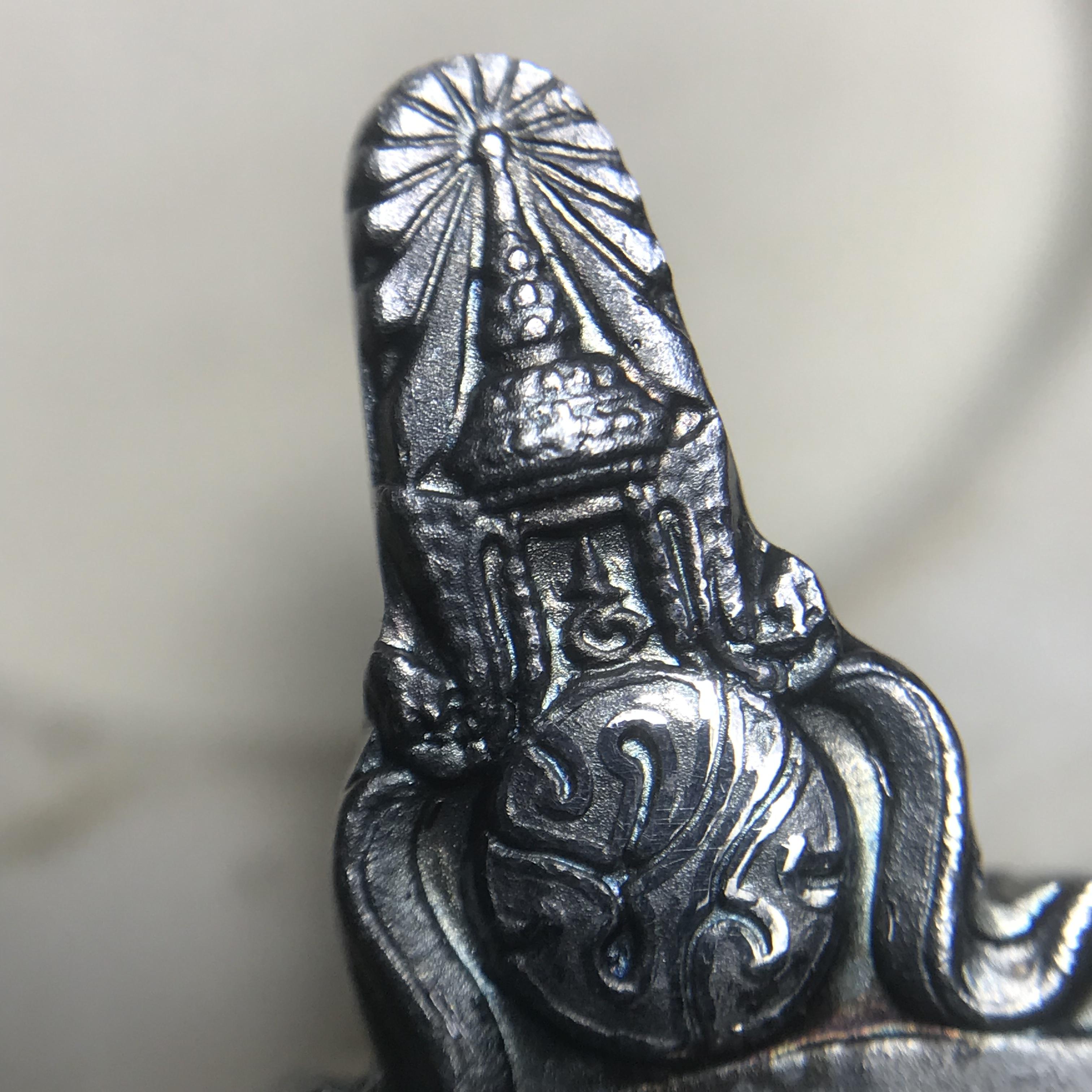 เหรียญพระมหาชนก ปี2539(รุ่นแรก) เนื้อเงิน พิมพ์ใหญ่บล็อกนิยมหายากสุดในรุ่น(วงเดือน คอจุด) ผิวเดิมสีรุ้งธรรมชาติแบบนิยม พร้อมหนังสือสภาพสวยครบชุด