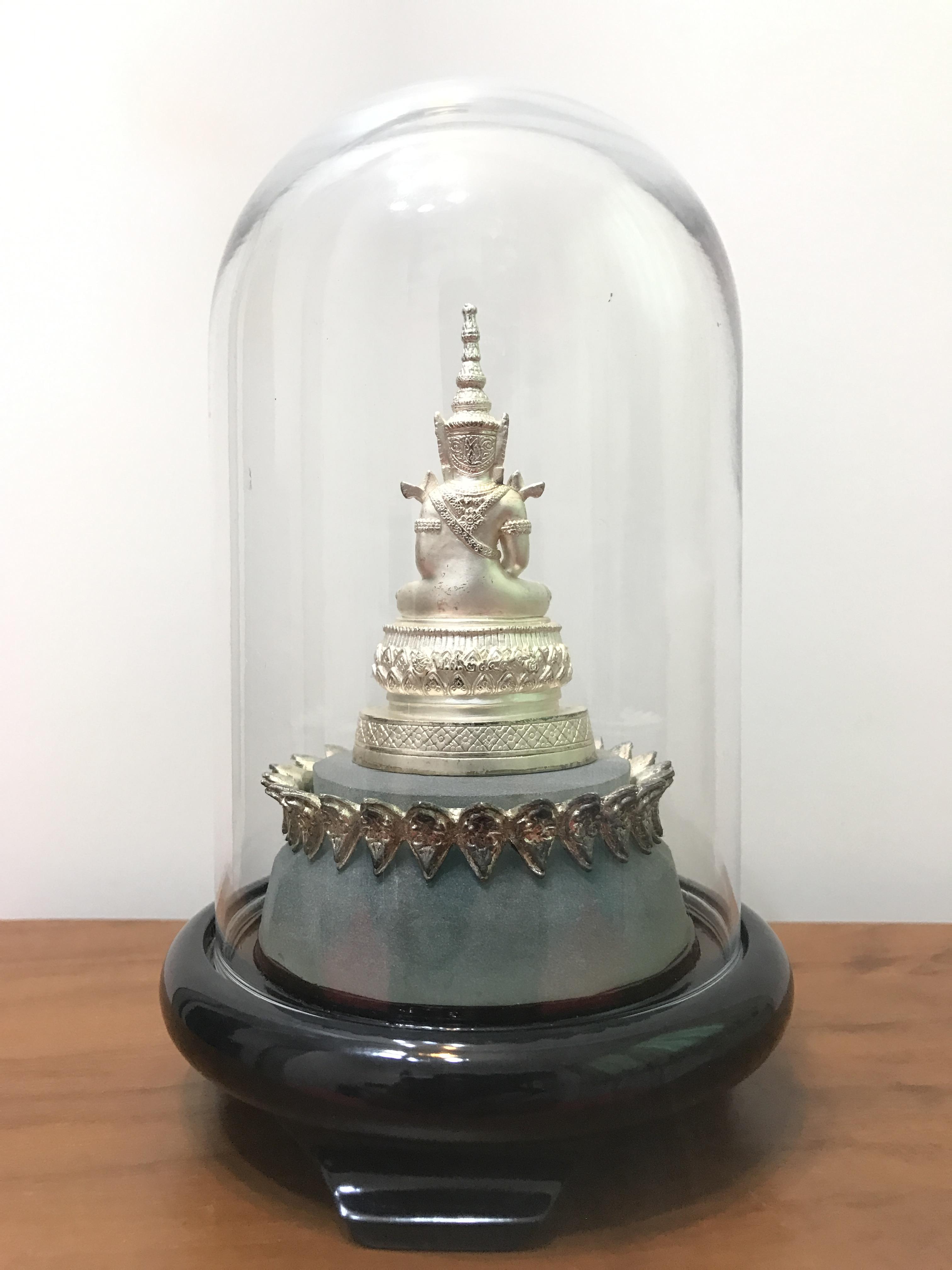 พระแก้วมรกต ภปร(รุ่นแรก) ปี45 รุ่นฉลองกรุงรัตนโกสินทร์ครบ 220 ปี หล่อลอยองค์ เนื้อเงิน ขนาดบูชา 50*90 มม. พร้อมฐานวางครอบแก้วเดิมครบสมบูรณ์(สวยงามและหายากมาก)