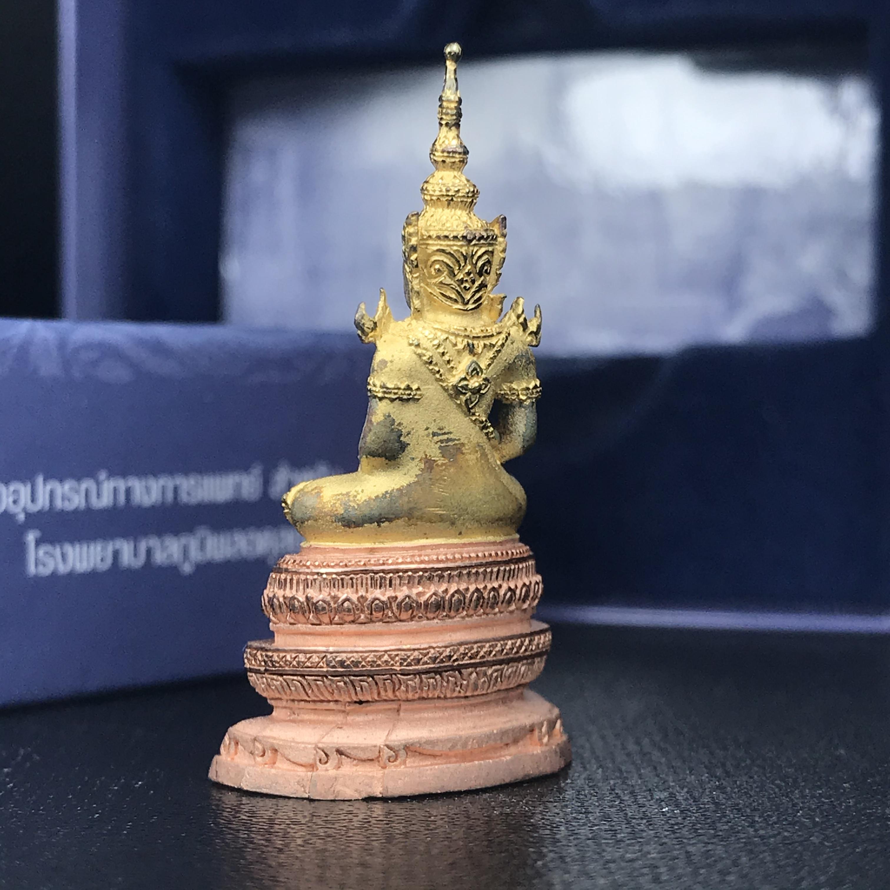 พระแก้วมรกต ภปร. ปี2547 จัดสร้างโดย รพ.ภูมิพลฯ เนื้อเงิน (3 กษัตริย์)ลอยองค์ หน้าตัก 1/2 นิ้ว (สภาพผิวเดิม ขึ้นสีรุ้งธรรมชาติ แบบนิยม) (1ใน3000องค์)