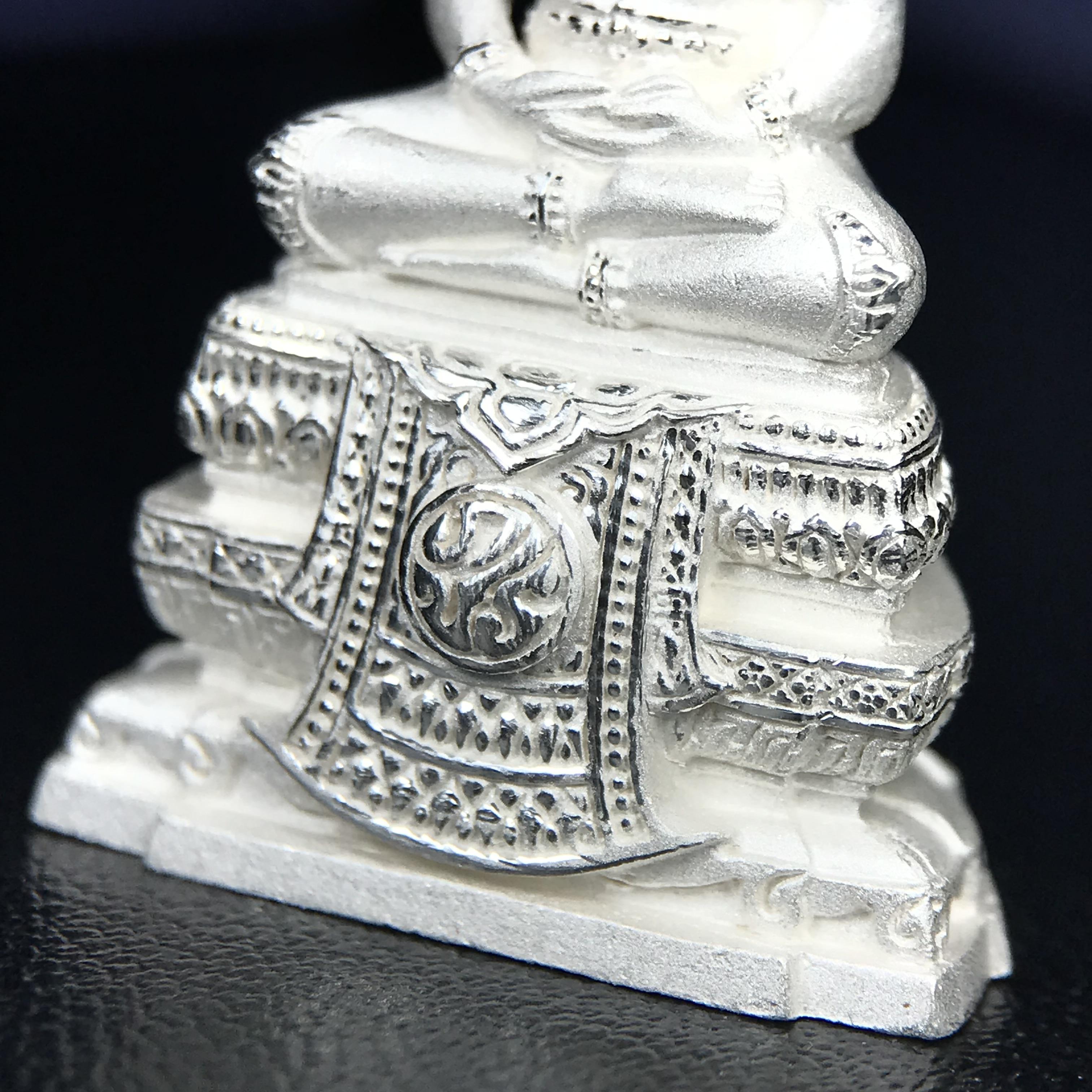 พระแก้วมรกต ภปร. ปี 2547 จัดสร้างโดยโรงพยาบาลภูมิพลอดุลยเดช เนื้อเงิน ลอยองค์ หน้าตัก 1/2 นิ้ว พิธีมหามังคาภิเษก ณ พระอุโบสถวัดพระศรีรัตนศาสดาราม(วัดพระแก้ว) งดงามทรงคุณค่าอีกหนึ่งรุ่นยอดนิยม หายาก(หมายเลขต้นๆหลักร้อย ๗๙๓)(1ใน3000องค์)