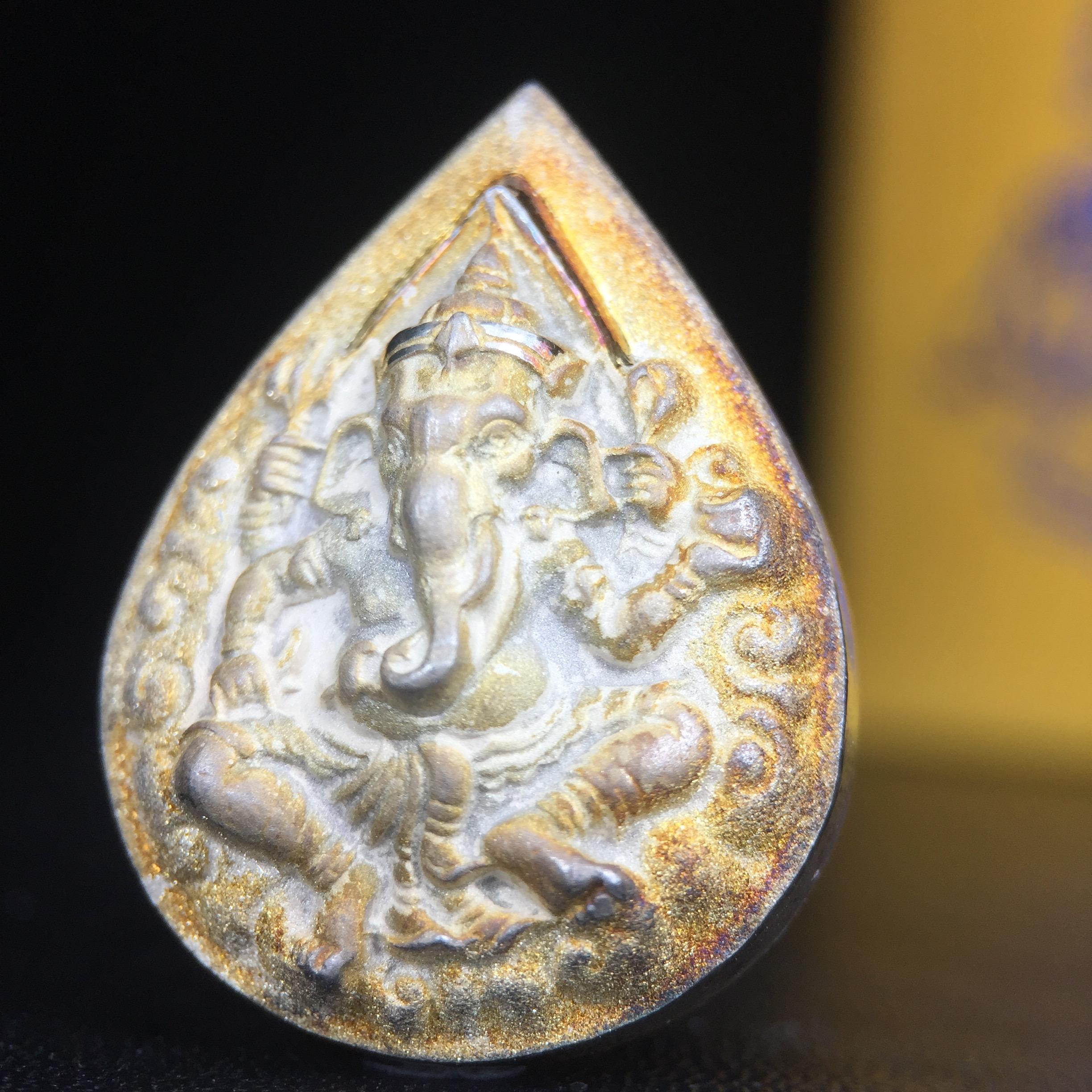 เหรียญพระพิฆเนศวร ญสส. ชุดกาญจนาภิเษกครองราชย์ 50 ปี พุทธศักราช 2538 พิมพ์ใหญ่(2.9 ซม.) เนื้อเงินผิวเดิมขึ้นสีรุ้งงดงามธรรมชาติสร้างสรรค์ สภาพสวยเดิมพร้อมกล่องบรรจุเดิม ตอกโค๊ดหมายเลขกำกับ(1ใน 5539องค์)