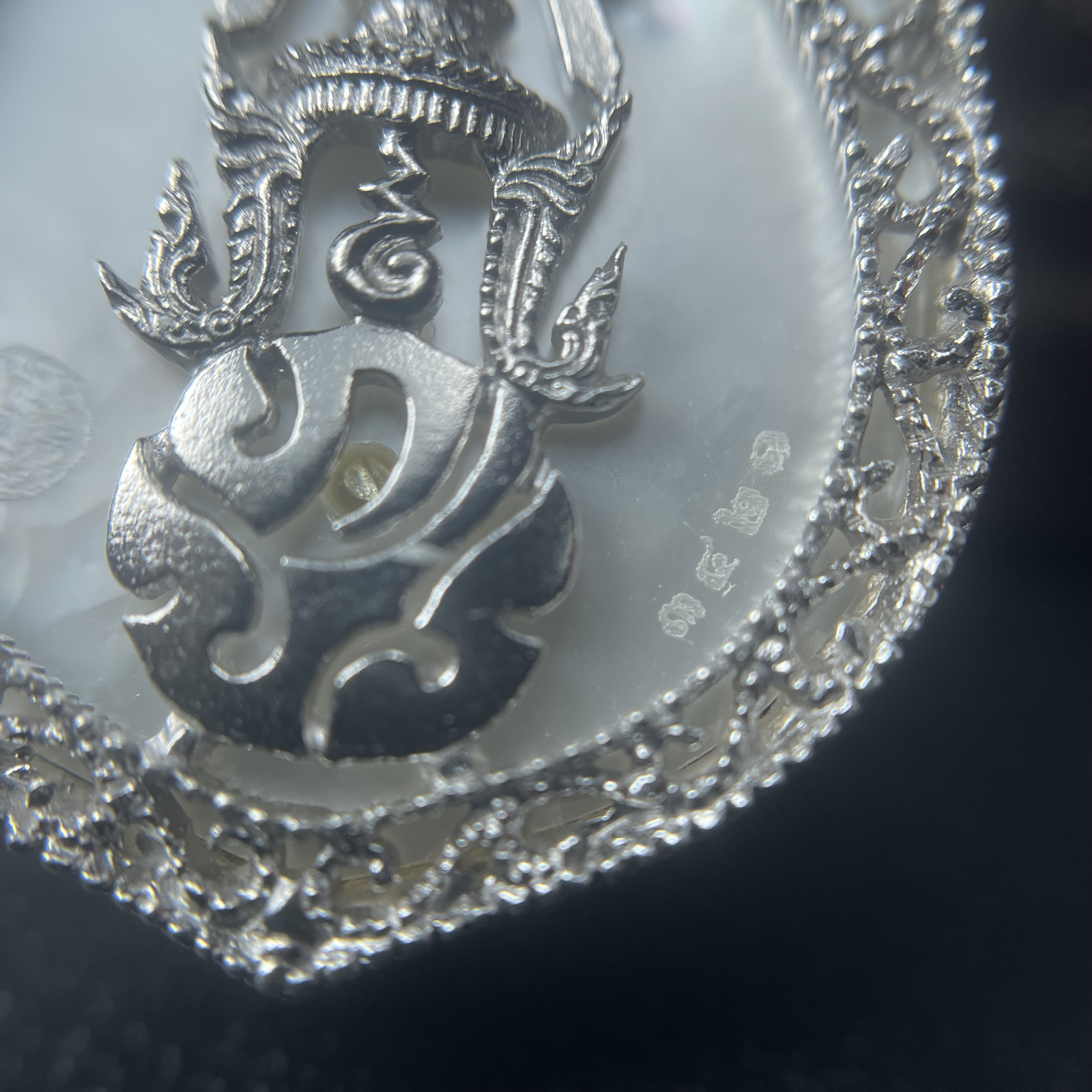 พระพุทธชินราช ภปร. โครงการ "เพราะแผ่นดินนี้ คือ แผ่นดินเกิด" ปี2548(รุ่นแรก) เหรียญทรงเสมา ขนาด 21 x 29 มม.เนื้อเงินสามกษัตริย์ องค์พระชุบสามกษัตริย์ ล้อมด้วยกรอบเงินชุบทองคำขาวสลักเสลาเป็นลวดลายละเอียดอ่อน ส่วนพื้นองค์พระเป็นเปลือกหอยมุขงดงาม