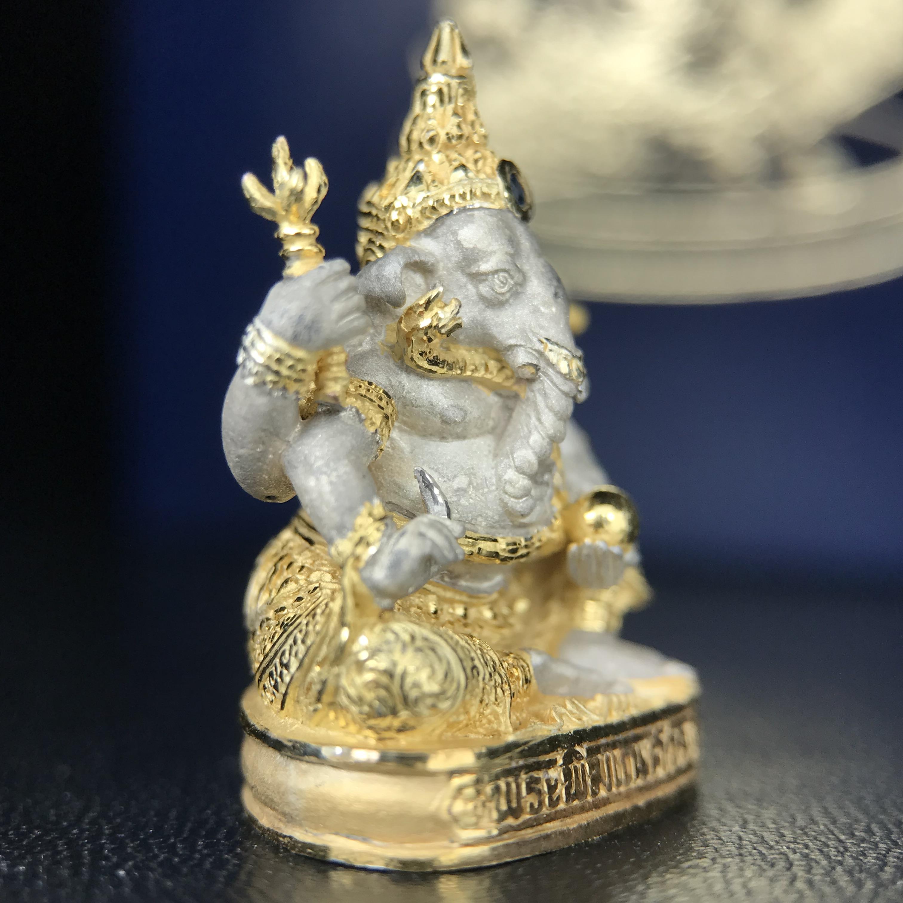 พระพิฆเนศ เทวสถานโบสถ์พราหมณ์ ปี 2539 รูปหล่อลอยองค์พระพิฆเณศวร เนื้อเงินสามกษัตริย์ ฝังพลอยน้ำเงิน(พ่นทรายขัดเงาบางส่วน) พิมพ์ใหญ่ขนาดประมาณ 1.8 * 2.5 ซม. ผลิตโดย บ.แพรนด้า จิวเวลรี่( พิธีใหญ่ พุทธศิลป์งดงาม)อีกหนึ่งรุ่นยอดนิยม (1 ใน 4999 องค์)หายาก