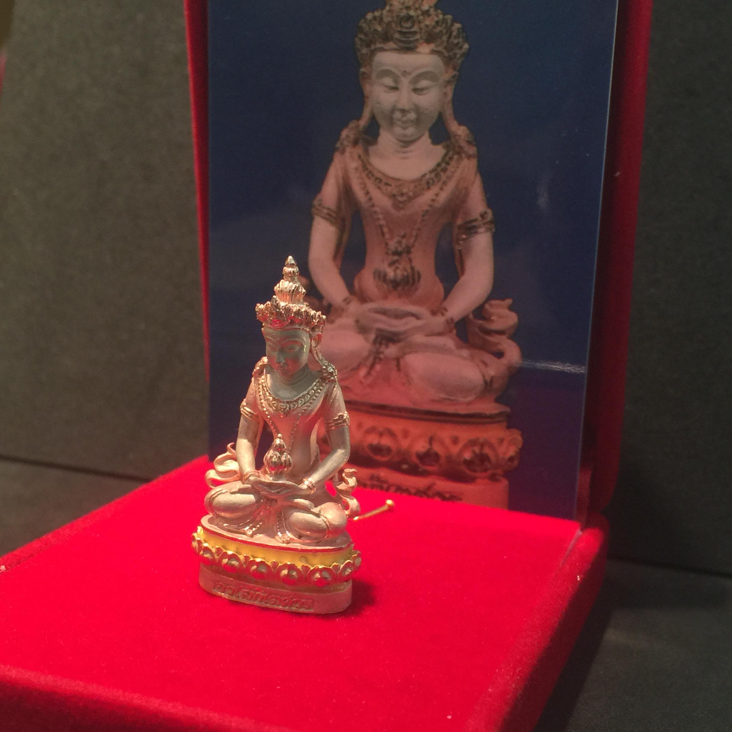 พระกริ่งอวโลกิเตศวร ( เจ้าแม่กวนอิม ) เนื้อเงิน 3 กษัตริย์ พ่นทราย รุ่นอุดมโภคทรัพย์ พ.ศ.2539