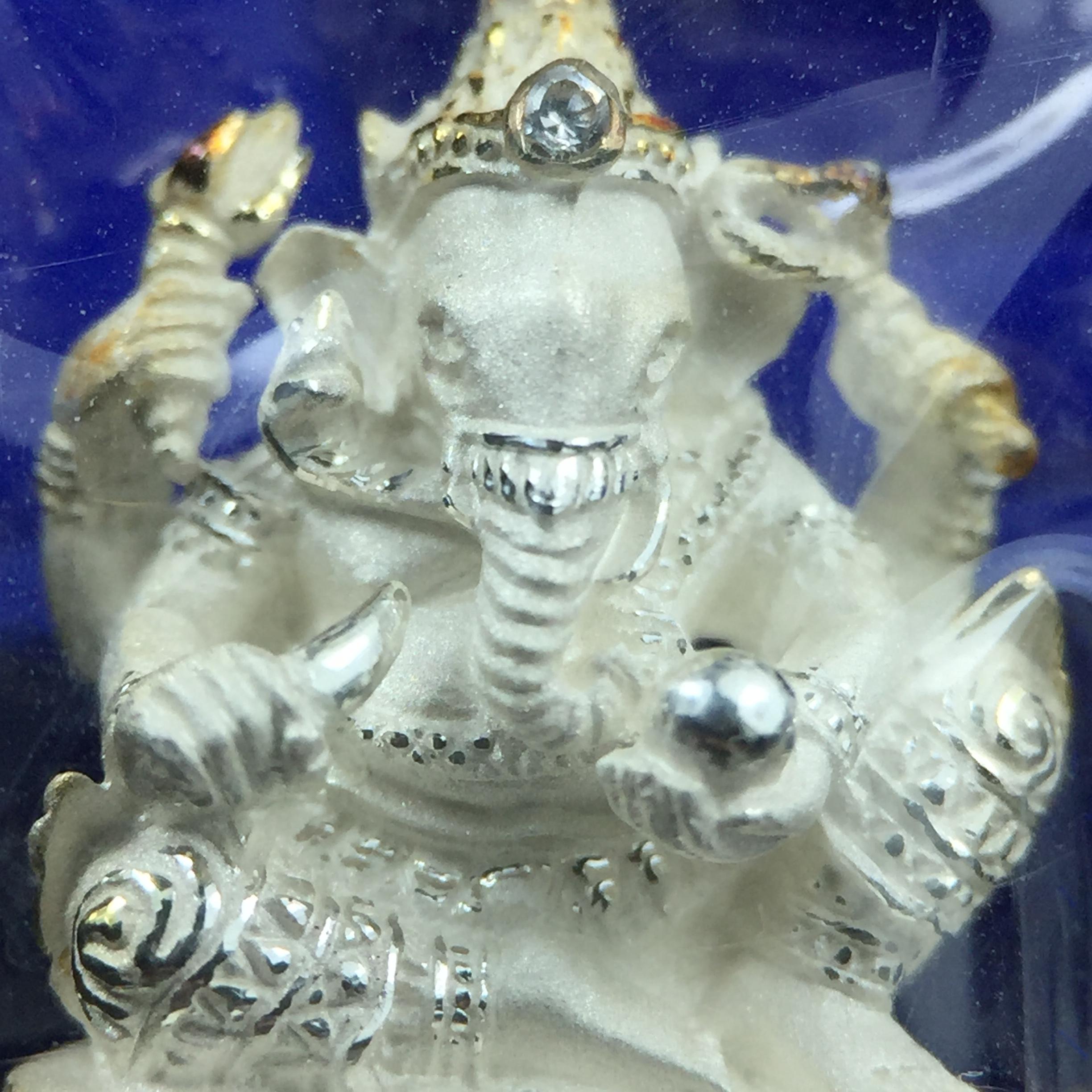 พระพิฆเณศวร วัดบวรนิเวศวิหาร ปี 2542 เนื้อเงินพ่นทรายขัดเงาบางส่วน(ฝังพลอย1เม็ด)(ขนาด 2* 1.4 ซม.) สภาพสวยซีนซองเดิมพร้อมกล่องบรรจุเดิม ตอกโค๊ดหมายเลขกำกับ(ผิวเดิมขึ้นสีรุ้งธรรมชาติ สวย)(คัดสภาพสวยเดิม พิธีใหญ่ พุทธศิลป์งดงาม)