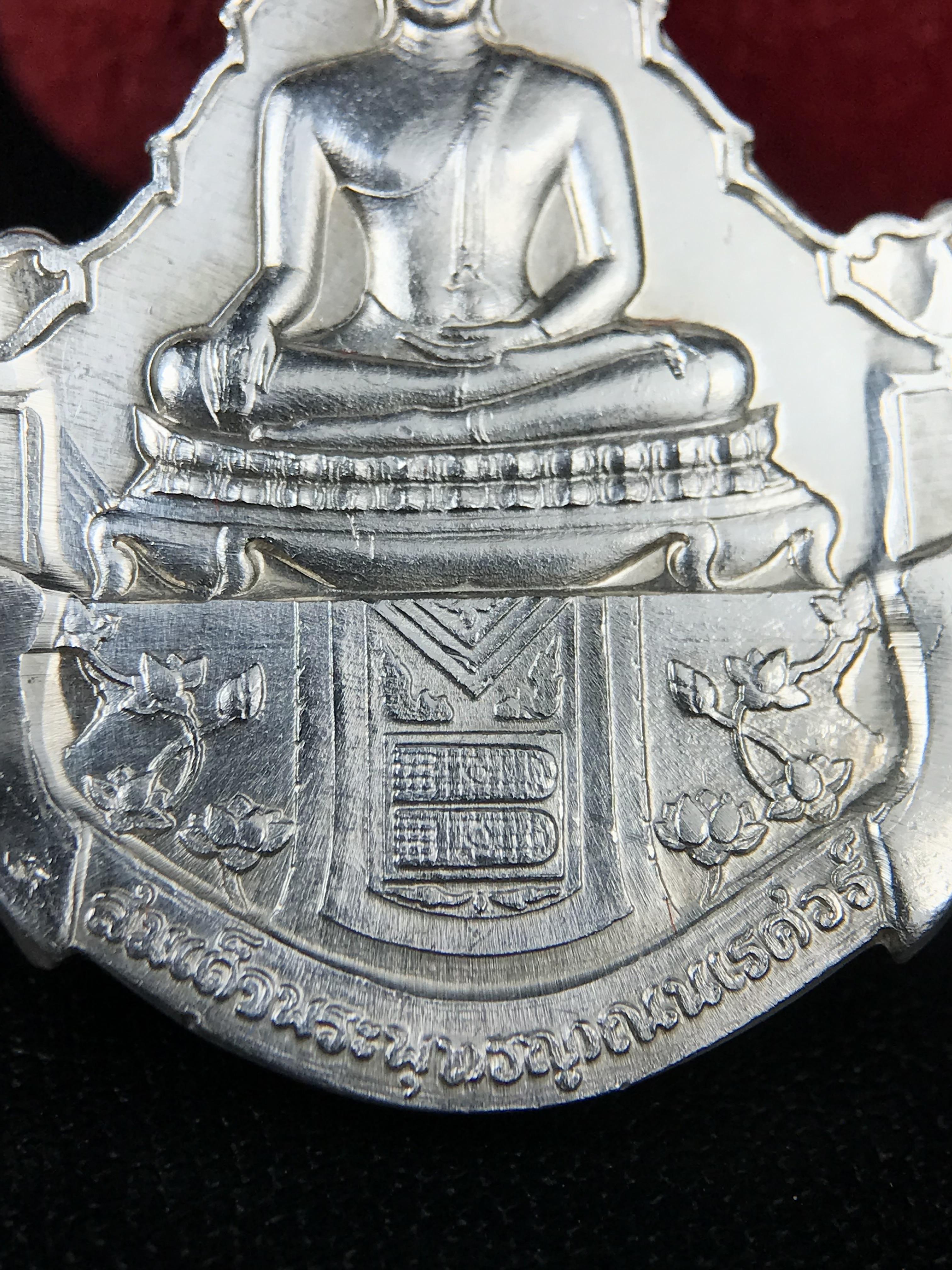 เหรียญพระพุทธญาณนเรศวร์ รุ่นแรก หลังพระปรมาภิไธย ภปร.และ สก.วัดญาณสังวราราม จ.ชลบุรี ปี 2527 เนื้อเงิน(ผิวขาว สวย ใส)ขนาด 2.3 x 3.8 ซม. พร้อมกล่องกำมะหยี่เดิมครบสมบูรณ์ สมเด็จพระญาณสังวร ประธานในพิธีมหาพุทธาภิเษก(เนื้อเงินพบเจอน้อย หายาก)