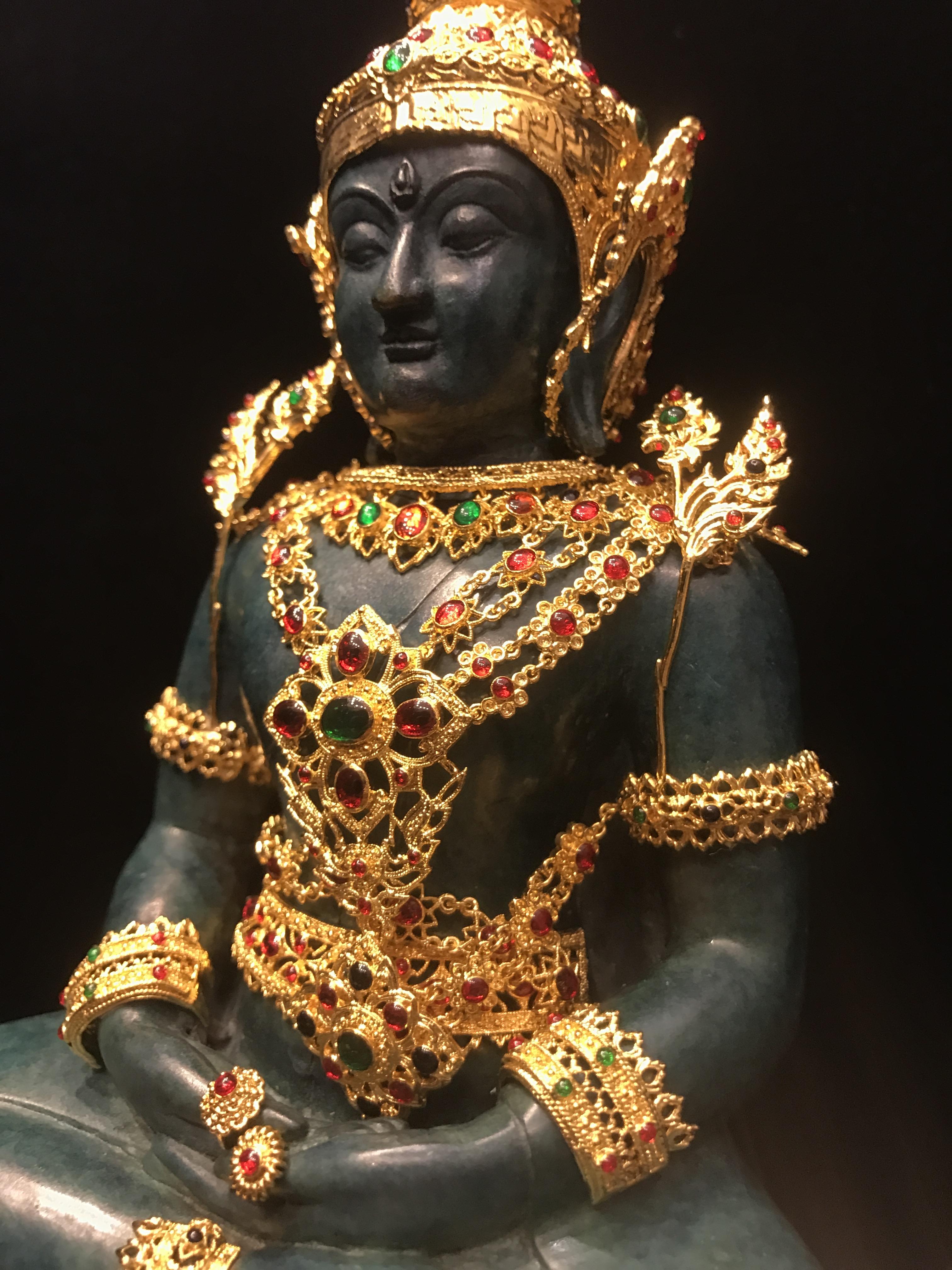 พระพุทธมหามณีรัตนปฏิมากร จำลอง (พระแก้วมรกต) ขนาดบูชาหน้าตัก 5 นิ้ว ตราสัญลักษณ์ ภ.ป.ร. รุ่นแรก ปี2547 เนื้อนวโลหะเคลือบสีเขียว(เครื่องทรงนวโลหะชุบทอง)