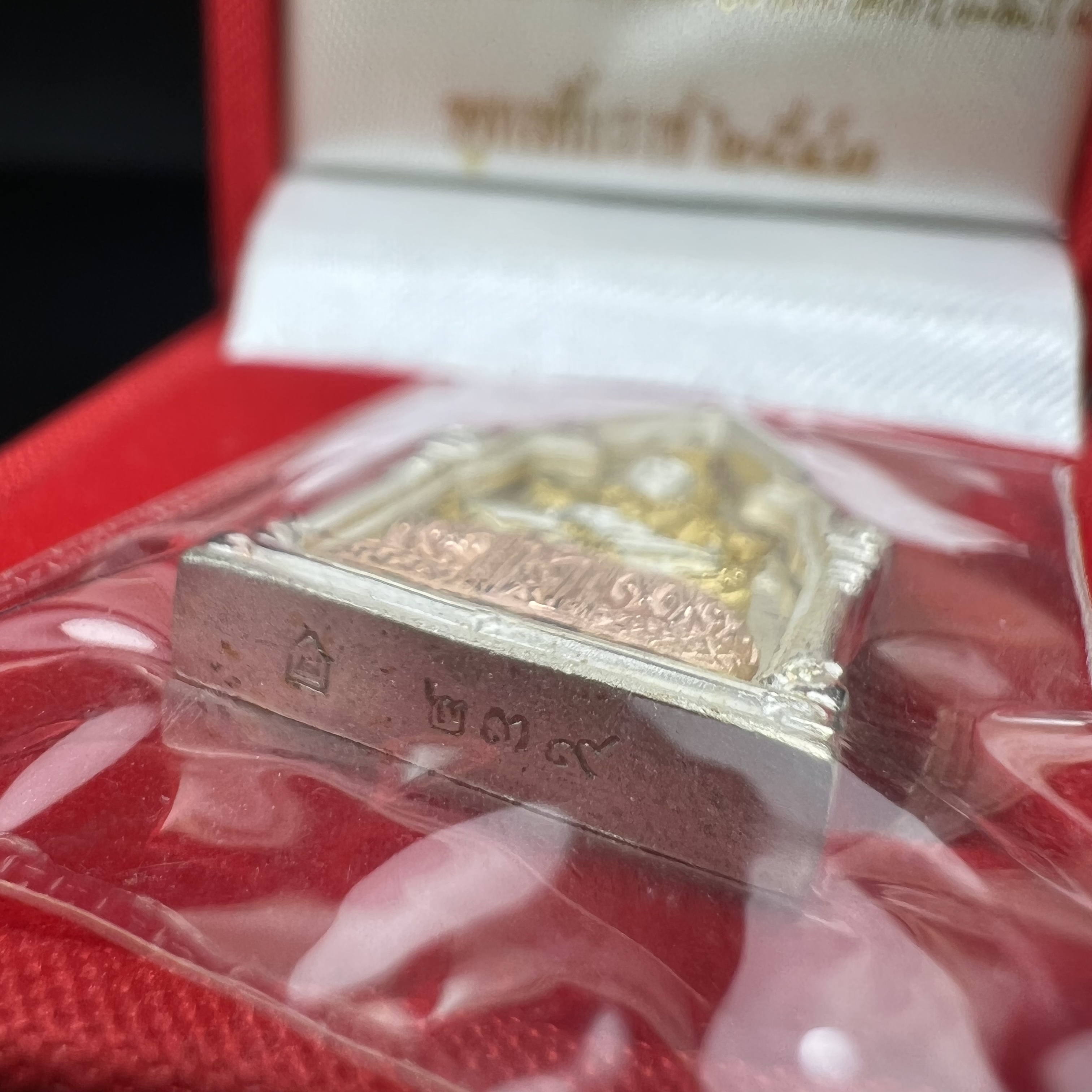 พระพุทธมหามณีรัตนปฎิมากร(พระแก้วมรกต)รุ่น เฉลิมพระเกียรติ วัดพระศรีรัตนศาสดารามราม(วัดพระแก้ว) ปี2543 เนื้อเงินสามกษัตริย์พิมพ์ซุ้มกนกเล็ก สภาพสวยซีนเดิมกล่องครบ