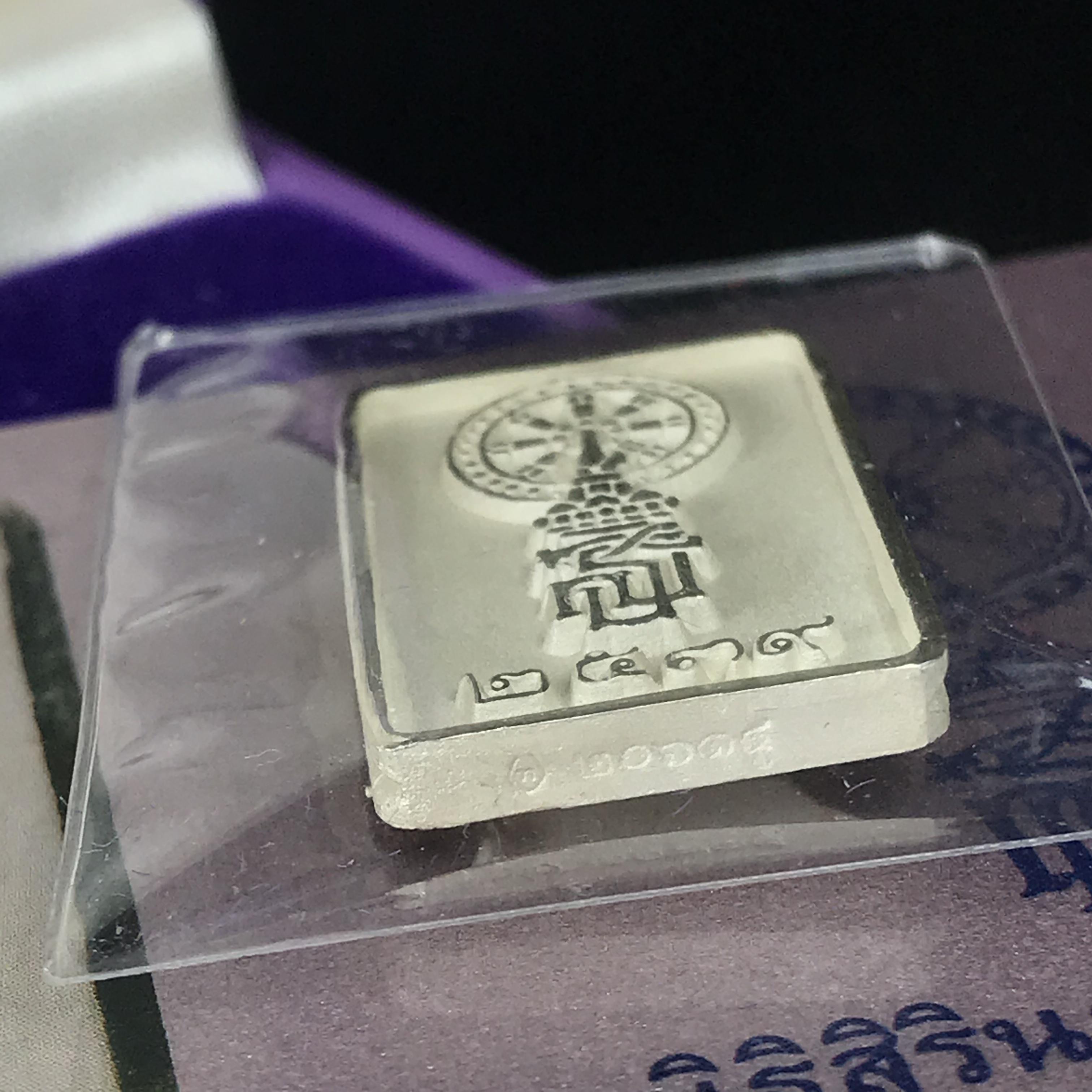 พระพุทธชินราช รุ่นเฉลิมพระเกียรติ สธ. เหรียญพิมพ์สี่เหลี่ยมเนื้อเงิน 99.99% พ.ศ. 2539 จัดสร้างโดยมูลนิธิสิรินธร กล่องและการ์ดใบรับรองเดิมครบสมบูรณ์