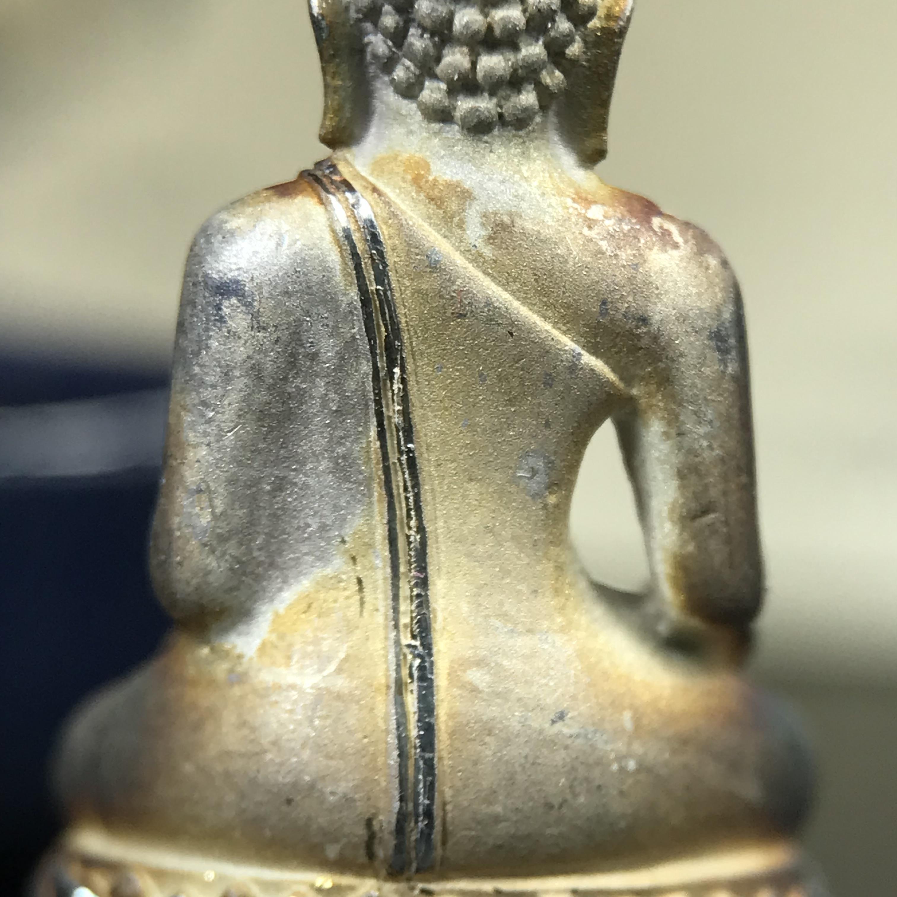 พระกริ่งไพรีพินาศ ญสส.มูลนิธิพิทักษ์ดวงตาประชาชน ฉลองศิริราชสมบัติครองราชย์ 50 ปี รัชกาลที่ 9 เนื้อเงินบริสุทธิ์ 99.9% (เนื้อเงินผิวเดิมติดรุ้งๆสวยเดิม)ขนาดสูง 2.8 ซม. พร้อมกล่องบรรจุเดิมและการ์ดใบรับรองเดิมครบสมบูรณ์(องค์หมายเลข ๒๓๒๗)