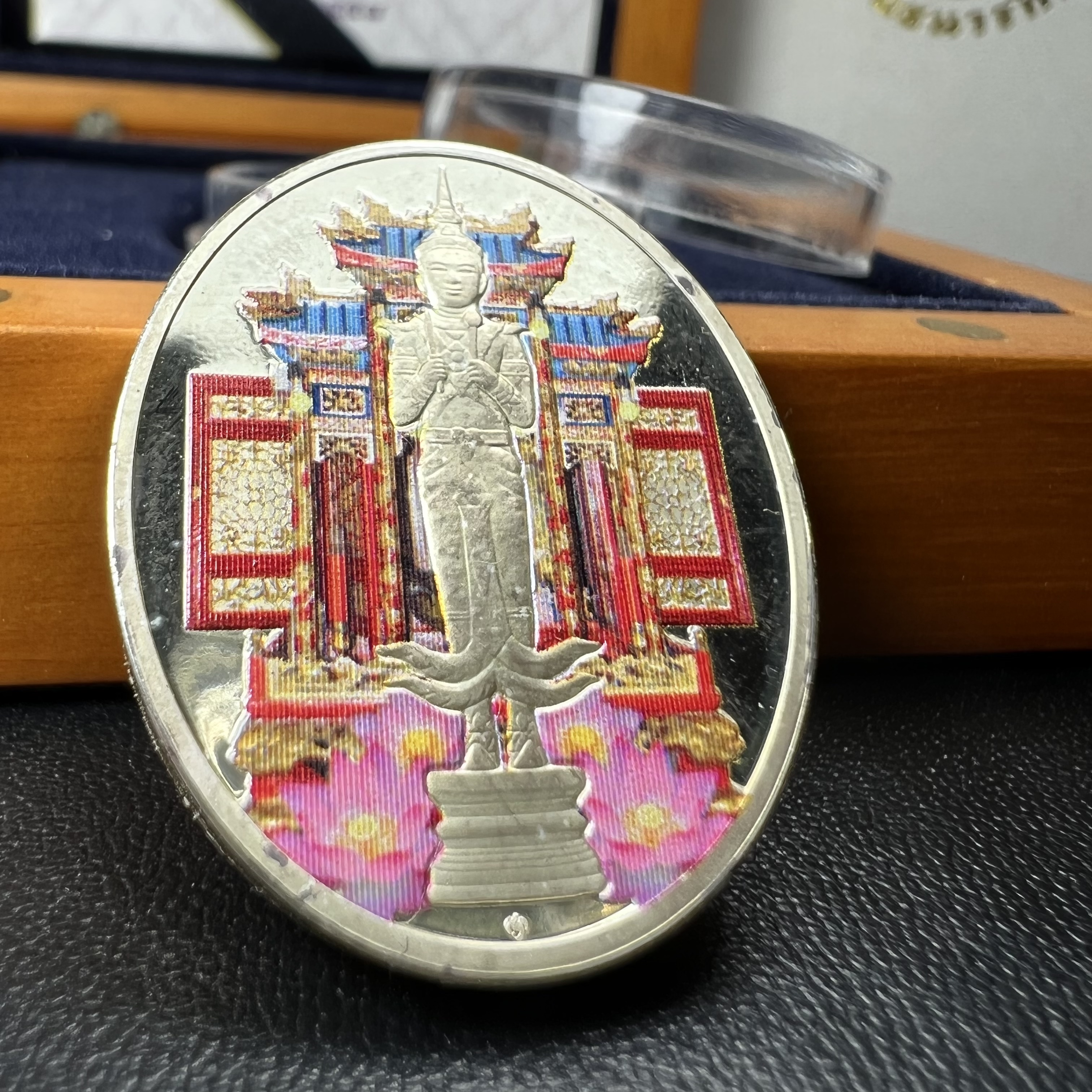 เหรียญที่ระลึกพระคลัง (พิมพ์สี) เนื่องในโอกาสครบ 125 ปี พระคลังมหาสมบัติ พ.ศ. 2558 เนื้อเงิน 99.99% ขัดเงา พิมพ์สี สวยสดงดงาม(นิยม สร้างน้อย หายาก)1 ใน 3126เหรียญ ***ตามความเชื่อที่ว่า ท่านใดมีพระคลังไว้บูชา ท่านนั้น จะมีกินมีใช้ตลอดไป เงินทองไม่ขาดมือ***