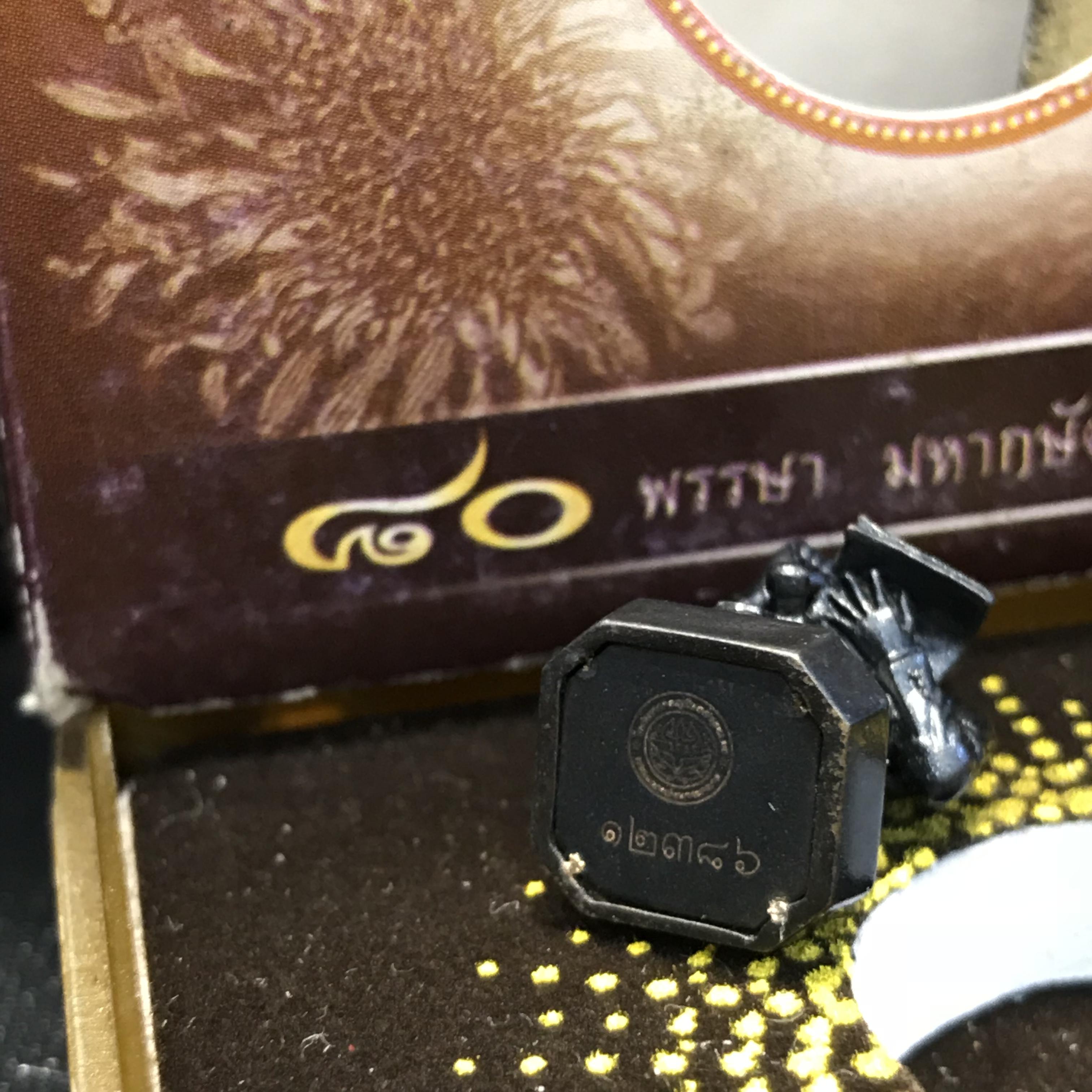 พระบรมรูปหล่อในหลวงทรงงาน(ขนาด 1 นิ้ว) เนื้อนวโลหะรุ่นเย็นศิระเพราะพระบริบาล ตราสัญญาลักษณ์ 80 พรรษา พ.ศ.2550