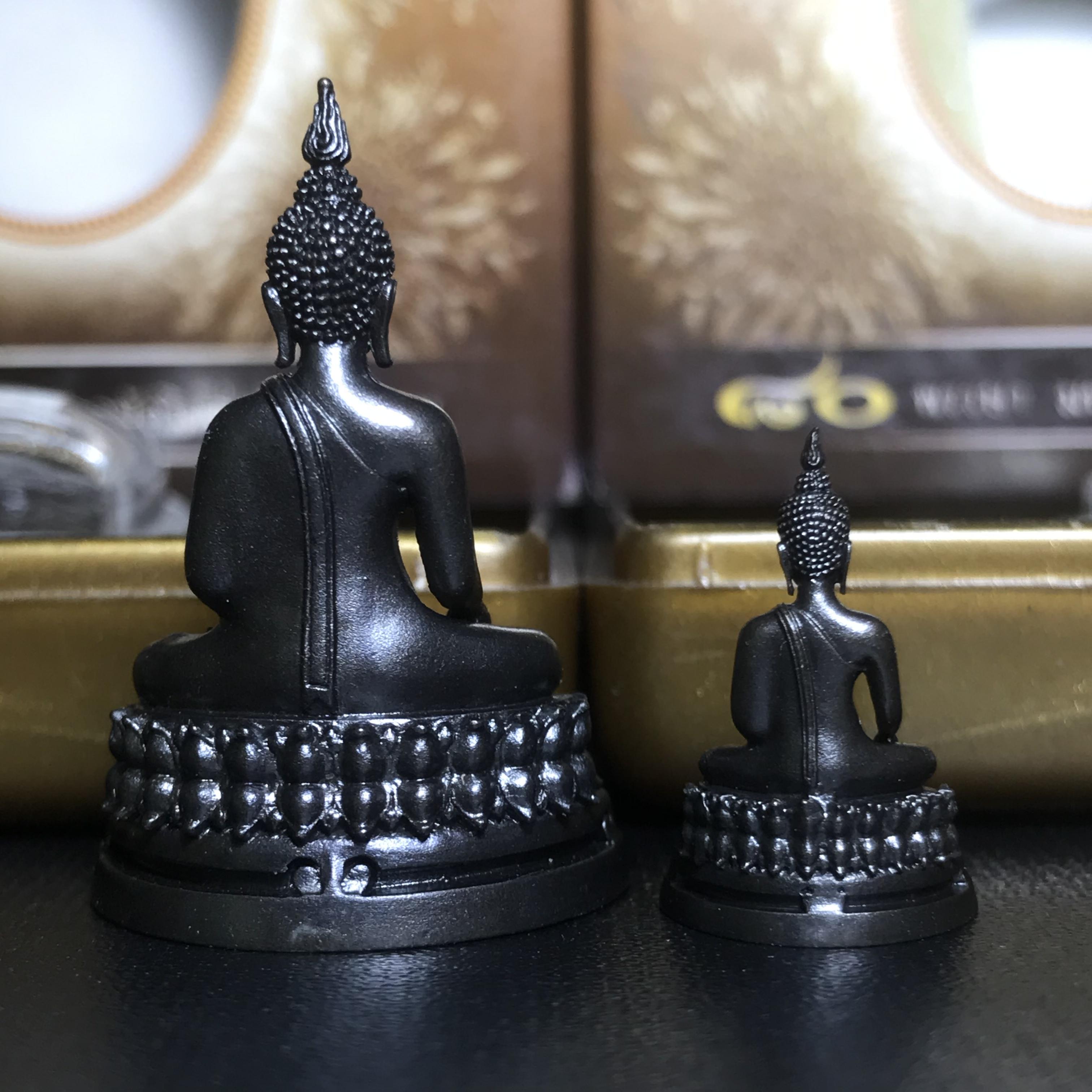 พระพุทธรูปคุ้มเกล้า ภปร. มหามงคล 80พรรษา “รุ่นเย็นศิระเพราะพระบริบาล 80พรรษา มหากษัตริย์คู่แผ่นดินสยาม” เนื้อนวโลหะรมดำ (พิมพ์ใหญ่ ขนาด 18*35 มม.+พิมพ์เล็ก ขนาด 10*21 มม.)