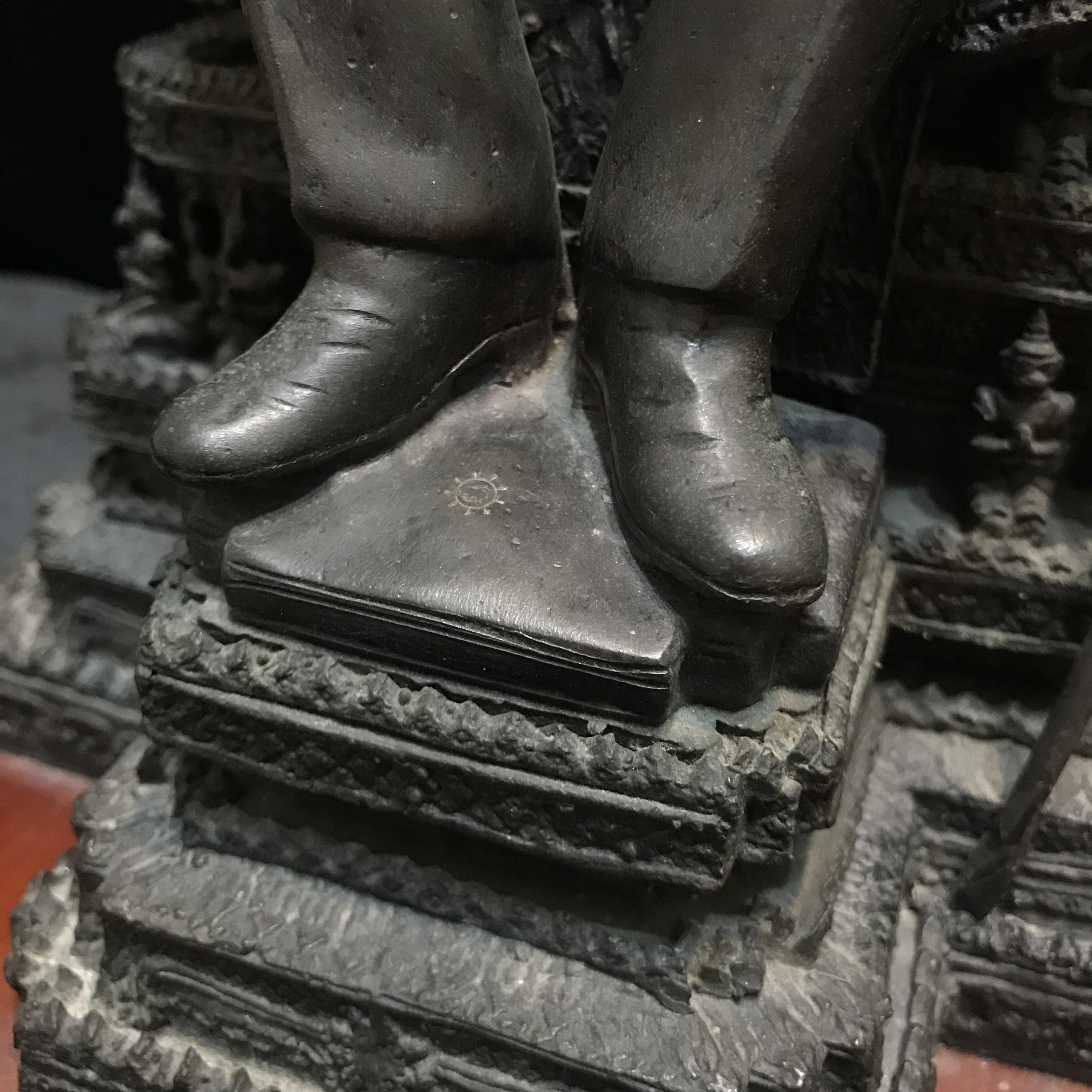 พระบรมรูปพระบาทสมเด็จพระเจ้าอยู่หัวรัชกาลที่9(นั่งบัลลังก์) กระทรวงมหาดไทยจัดสร้าง ปี2539(นิยม)