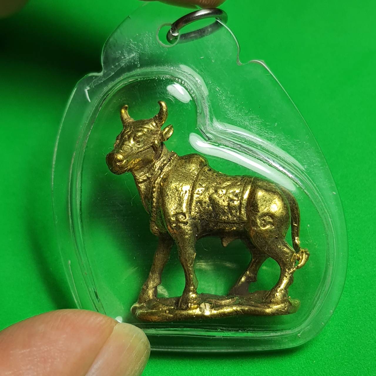 ของป้องกัน วัวธนู แบบเลี่ยมกรอบ หล่อจากทองเหลือง เจาะตรงอกฝังมวลสารอาถรรพ์ วัวนำโชค วัวมงคล วัวทองเหลือง