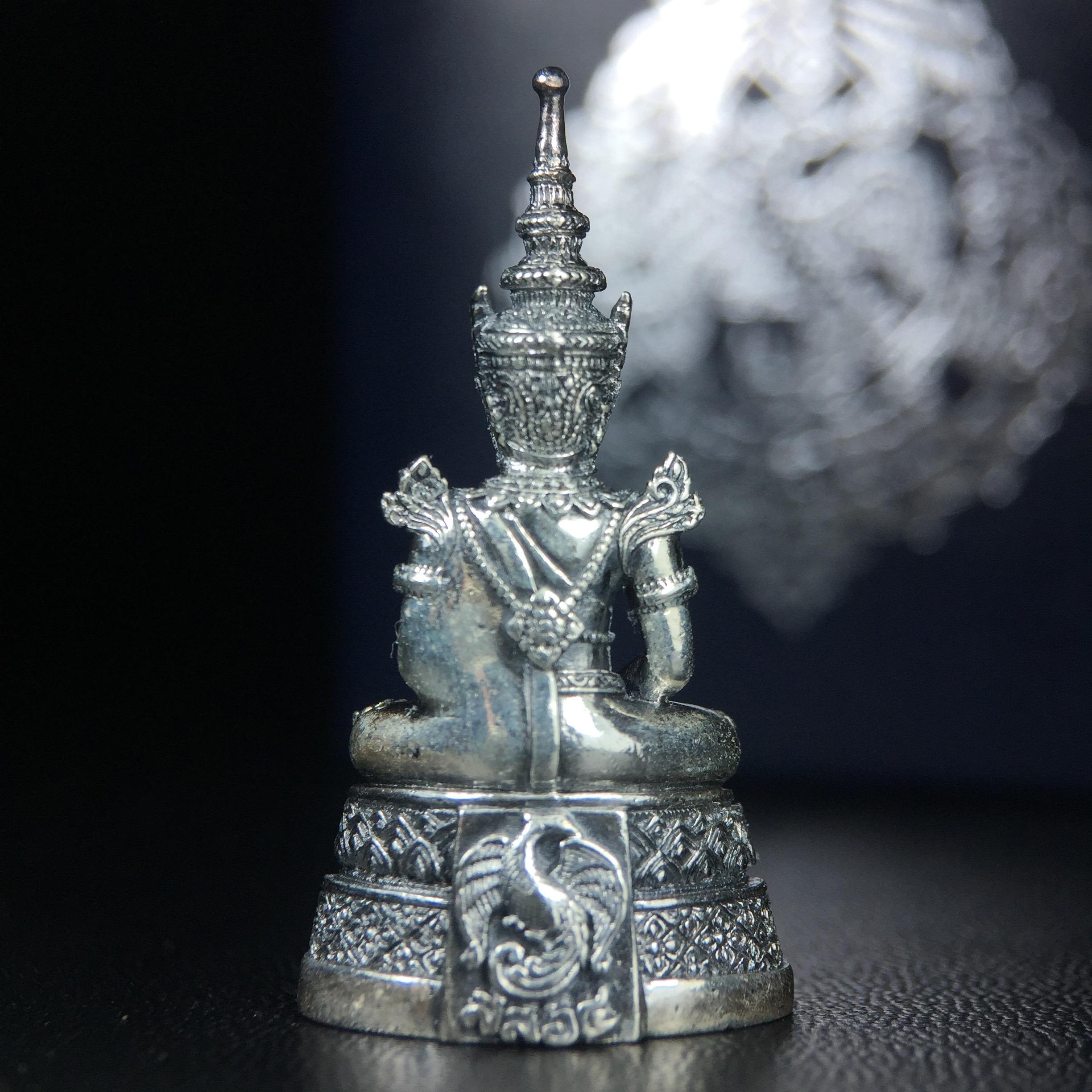 พระแก้วมรกต กรมสรรพสามิตจัดสร้างขึ้นเนื่องในโอกาสครบรอบ 64 ปีของกรมสรรพสามิต และเนื่องในวโรกาสที่พระบาทสมเด็จพระเจ้าอยู่หัวทรงครองราชย์ครบ 50 ปีในปีกาญจนาภิเษก เมื่อ พ.ศ.2539 เนื้อเงินรมดำขัดเงาพร้อมกล่องบรรจุเดิม