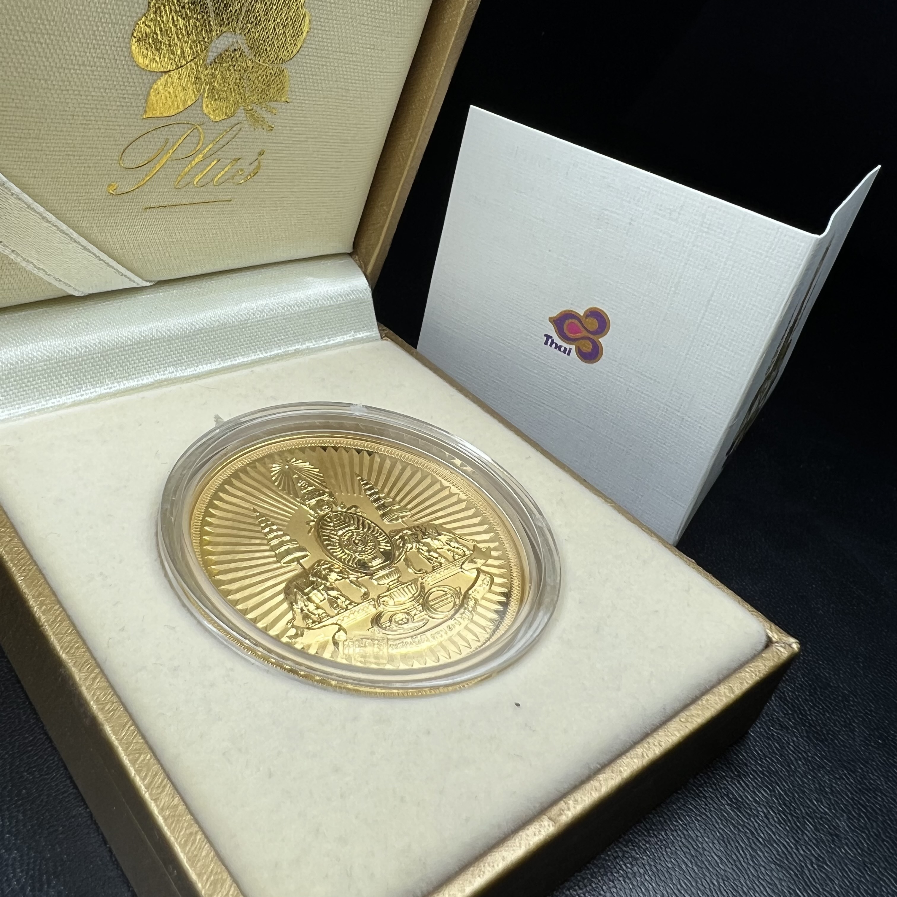 เหรียญตราสัญลักษณ์พระราชพิธีกาญจนาภิเษก สองหน้า เนื้อทองชุบ ขนาด 4 ซม.(เป็นขนาดที่พบเจอน้อยหายากสุดในรุ่น) ที่ระลึกเนื่องในพระราชพิธีฉลองสิริราชสมบัติครบ 50 ปีพ.ศ.2539 จัดสร้างโดยบริษัทการบินไทย (สภาพสวยดุจทองคำพร้อมใบรับรองเดิมกล่องบรรจุครบสมบูรณ์)หายาก