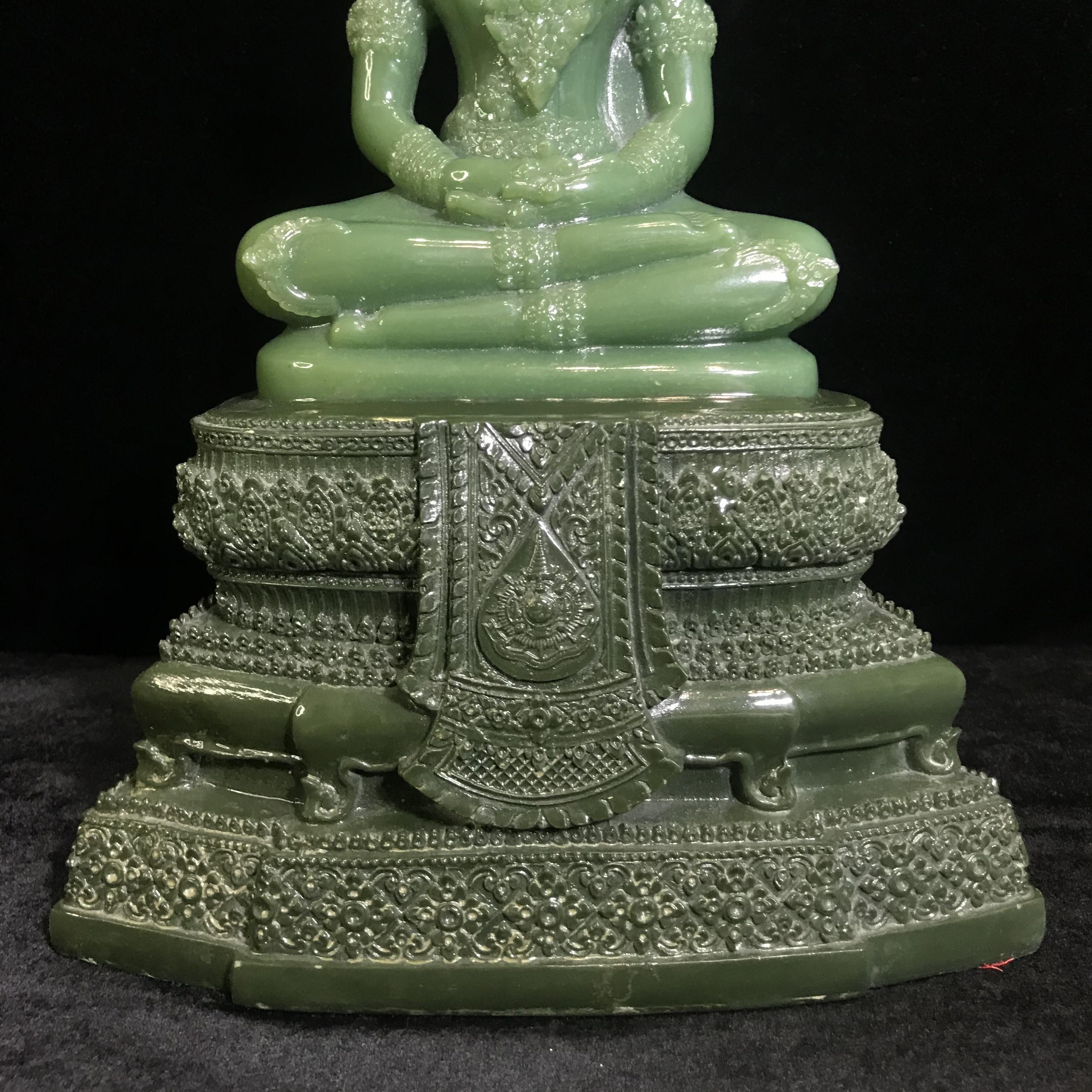 พระพุทธมหามณีรัตนปฏิมากร(พระแก้วมรกต) วัดพระศรีรัตนศาสดาราม สำนักพระราชวัง จัดสร้าง (บรรจุมวลสารใต้ฐาน)ฤดูร้อน ขนาดหน้าตัก 5นิ้ว แบบไม่ปิดทอง(หายาก)