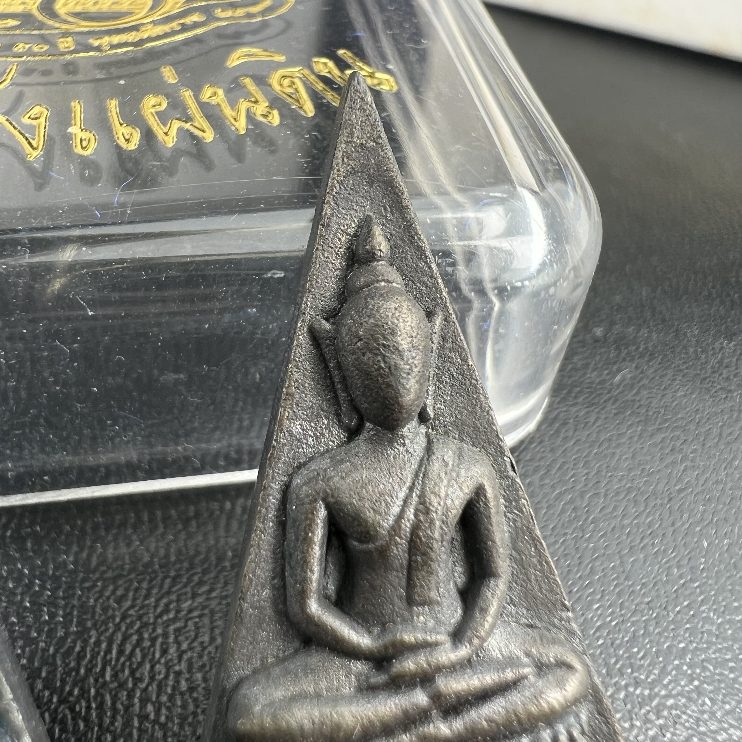 พระกำลังแผ่นดิน (สมเด็จจิตรลดา2) จัดสร้างเฉลิมพระเกียรติ ร.9 ครองราชย์ 50 ปี 2539 เนื้อเงิน(ผิวเดิมกลับดำ รุ้งๆสวย)+เนื้อนวโลหะ(สร้างน้อยหายาก)พร้อมกล่องบรรจุเดิมครบสมบูรณ์(1ใน2539องค์)