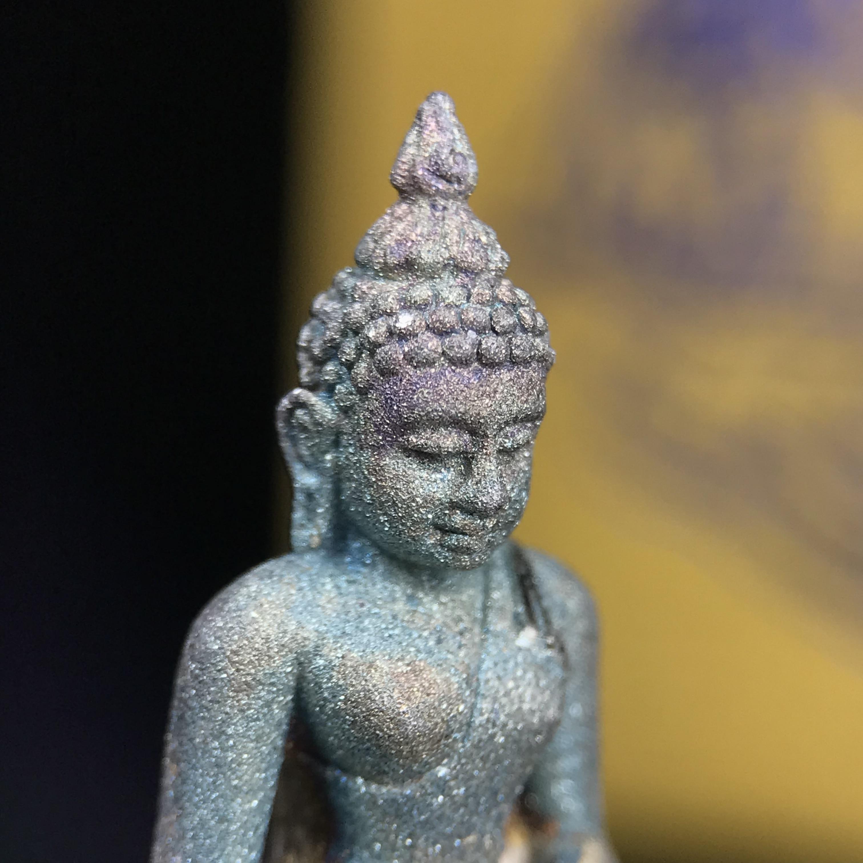 พระกริ่งไพรีพินาศ ญสส. ชุดกาญจนาภิเษกครองราชย์ 50 ปี พุทธศักราช 2538 วัดบวรนิเวศวิหาร เนื้อเงิน(ผิวเดิมขึ้นสีรุ้งขียวมรกตเข้มขลังงดงามธรรมชาติสร้างสรรค์) สภาพสวยเดิมพร้อมกล่องบรรจุเดิมผ้าไหมสีเหลืองตรากาญจนาภิเษก ตอกโค๊ดหมายเลขกำกับ ๕๐๐๑(1 ใน 8425 องค์)