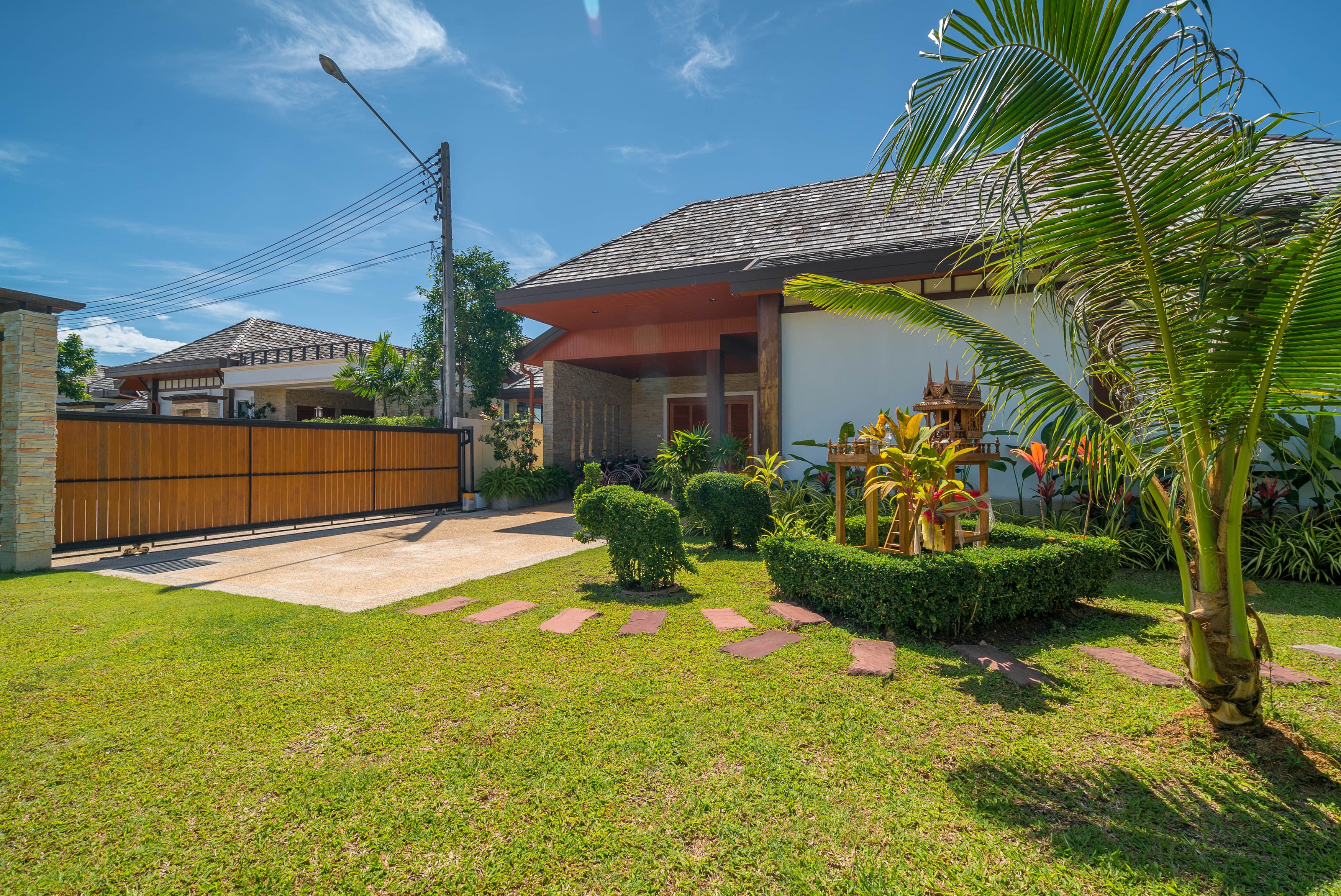 For Rent : Rawai, VIP Luxury Villa 5 Bedrooms 5 Bathrooms, Walk distance to the beach