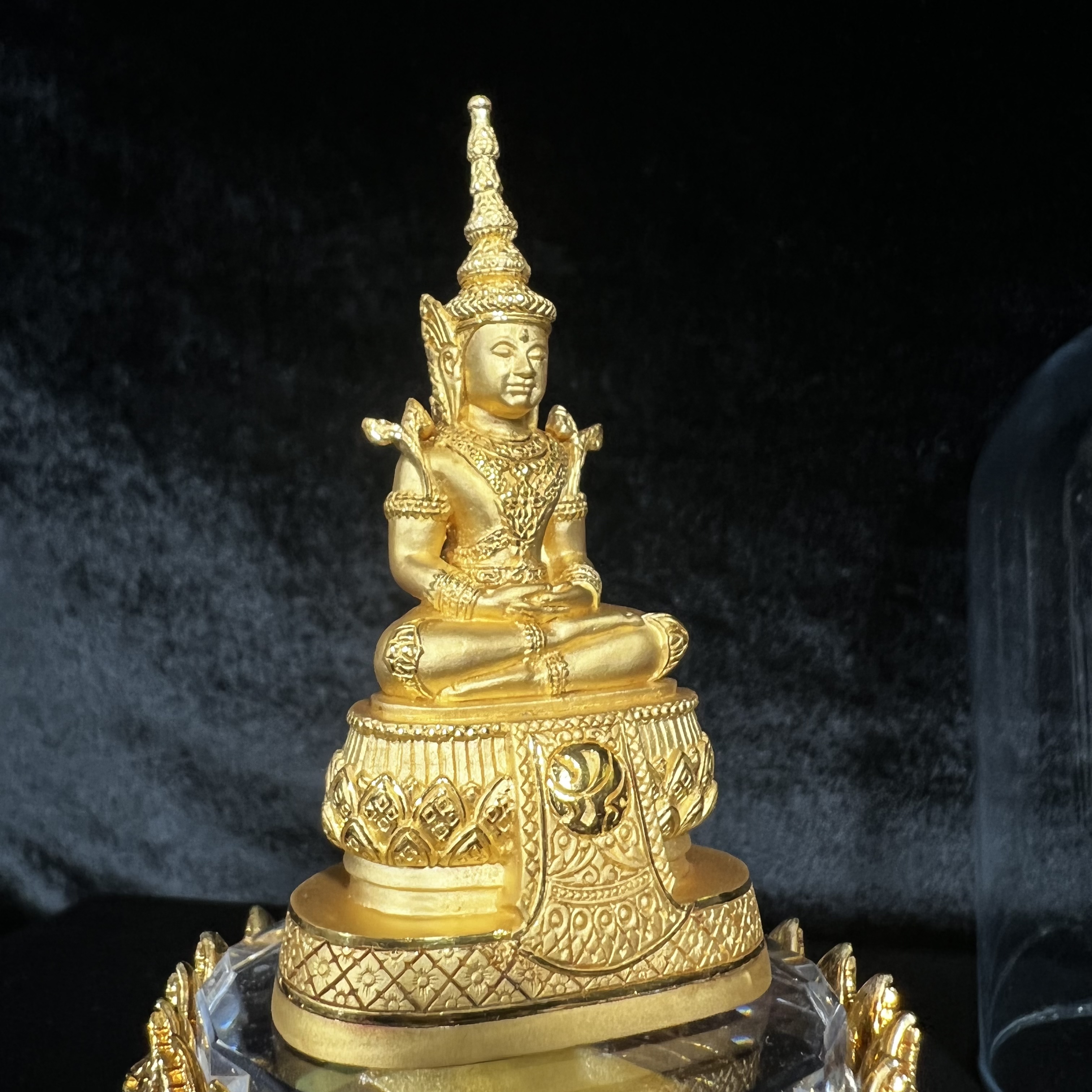 พระแก้วมรกต ภปร.(รุ่นแรก) ปี2545 รุ่นฉลองกรุงรัตนโกสินทร์ครบ 220 ปี หล่อลอยองค์ เนื้อทองคำบริสุทธิ์99.99% ขนาดบูชา 50*90 มม. พร้อมฐานวางครอบแก้วเดิม(สวยงามและหายากมาก)(1ใน1000องค์)