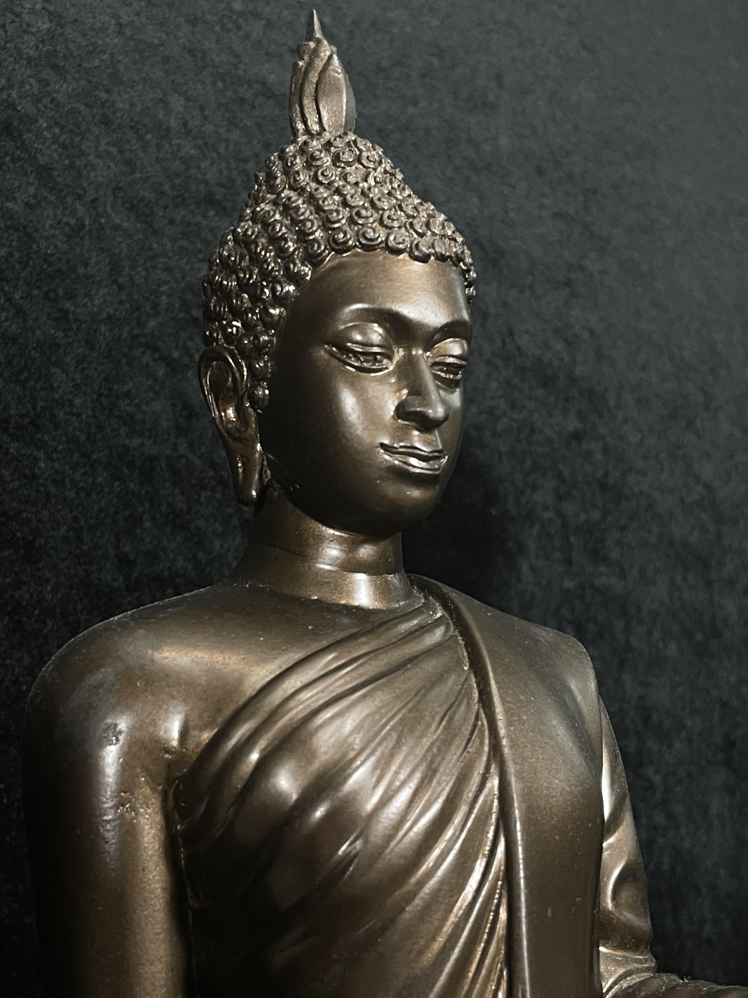 พระบูชา 25พุทธศตวรรษ พระศรีศากยะทศพลญาณ ประธานพุทธมณฑลสุทรรศน์ ปี2530 ตราสัญลักษณ์ ในมหาวาระพระชนมพรรษา ครบ 5 รอบ 60 พรรษา เมื่อ 5 ธันวาคม ปี 2530 หมายเลข (๑๕)๔๐๕ (เลขสวยผลรวมได้ 9 เจริญก้าวหน้าในทุกๆด้าน) ขนาดความสูง 15 นิ้ว รวมฐานสูง 18 นิ้ว(นิยมหายาก)