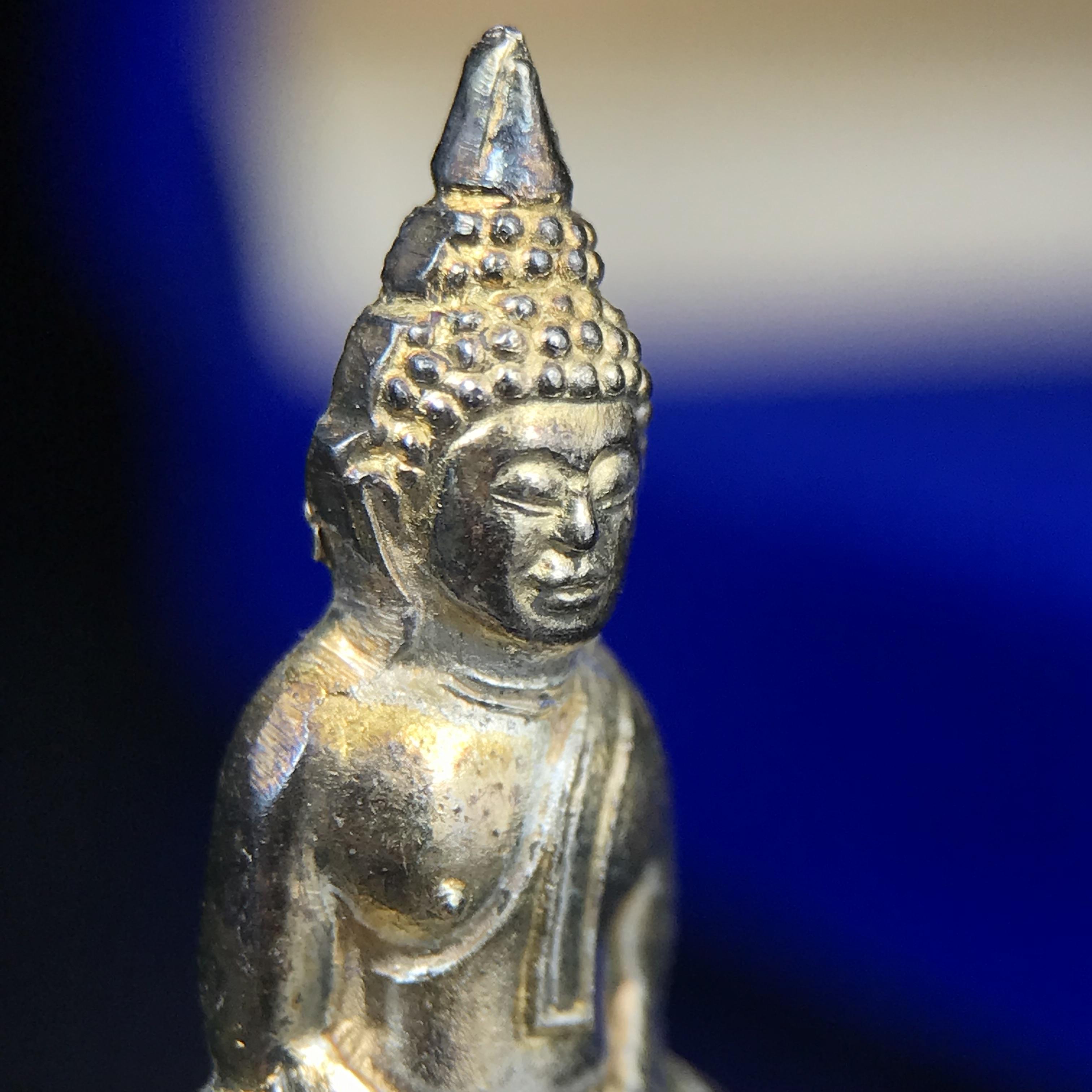 พระกริ่งหลวงพ่อโสธร ภปร. รุ่นกาญจนาภิเษก จัดสร้างในมงคลวโรกาสที่พระบาทสมเด็จพระเจ้าอยู่หัวรัชกาลที่9 เสด็จเถลิงถวัลย์สิริราชสมบัติ ครบ 50 ปี ในพุทธศักราช 2539 เนื้อเงิน(ผิวเดิมสวย)(พิธีใหญ่เข้มขลัง)1 ใน 9950 องค์