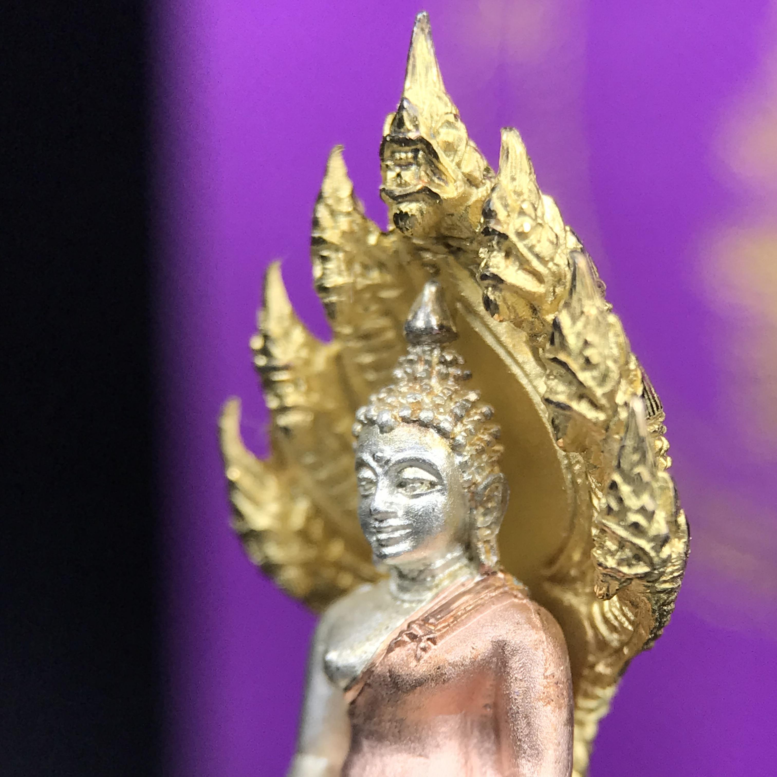 พระนาคปรก สธ. รุ่นสร้างพระอุโบสถเฉลิมพระเกียรติ 4 รอบ 84 พรรษา สมเด็จพระเทพรัตนราชสุดาฯ วัดบวรนิเวศวิหาร ปี 2543 พิมพ์เล็ก เนื้อเงินบริสุทธิ์ ชุบสามกษัตริย์แบบพ่นทรายขัดเงาบางส่วน(สภาพ สวย )พิธีใหญ่ พุทธศิลป์งดงาม หายาก (1 ใน 2999 องค์)