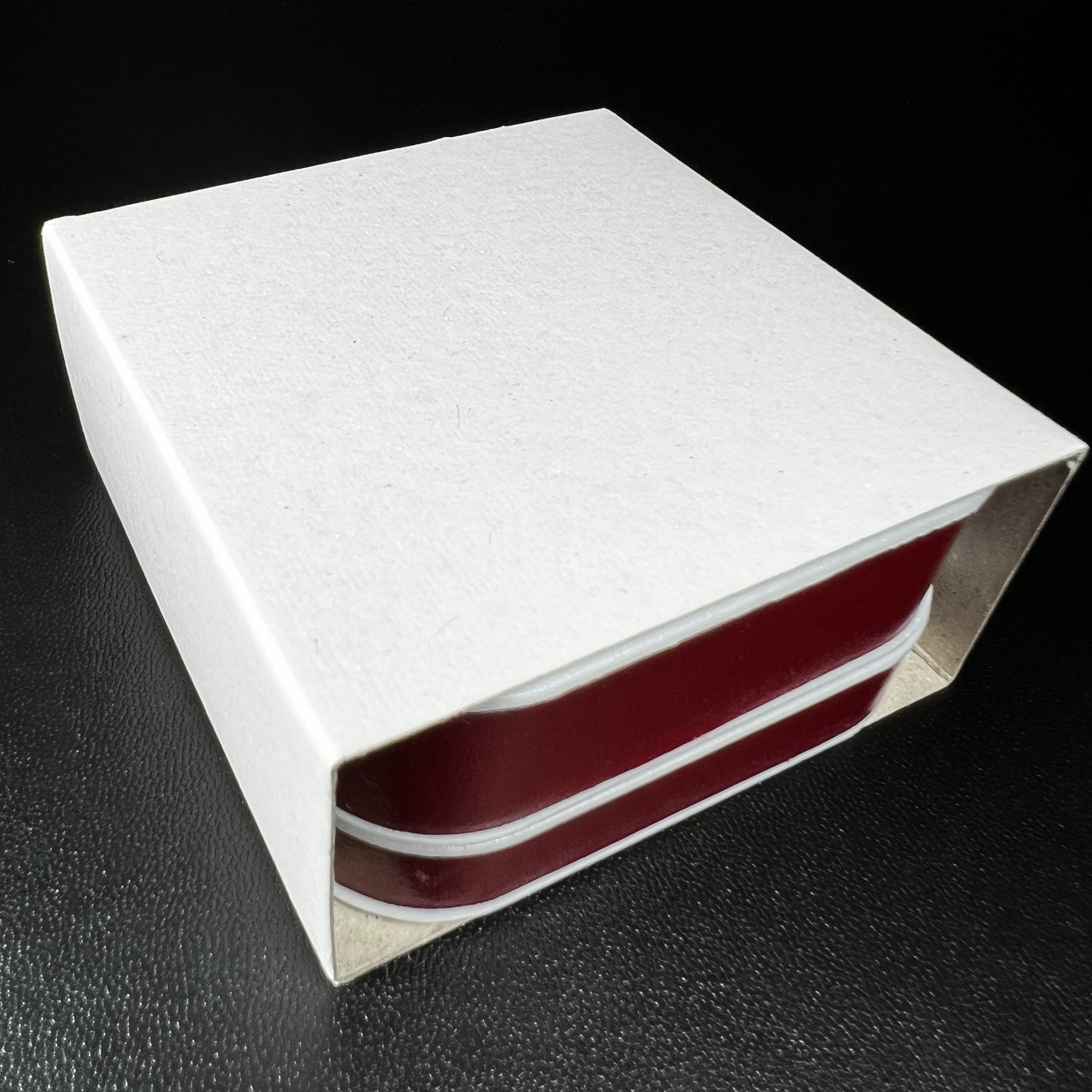 เหรียญหลวงพ่อทวด รุ่น มงคลบารมี วัดประสาทบุญญาวาส ปี 2545 เนื้อเงินสามกษัตริย์ พิมพ์ทรงพระรอด(ขนาด 2.2*1.5 ซม.)ฉลุลายฉากพื้นหลังสามมิติเปลือกหอยมุกสวยงาม ตอกโค๊ต ก(กรรมการ)พร้อมกล่องบรรจุเดิม