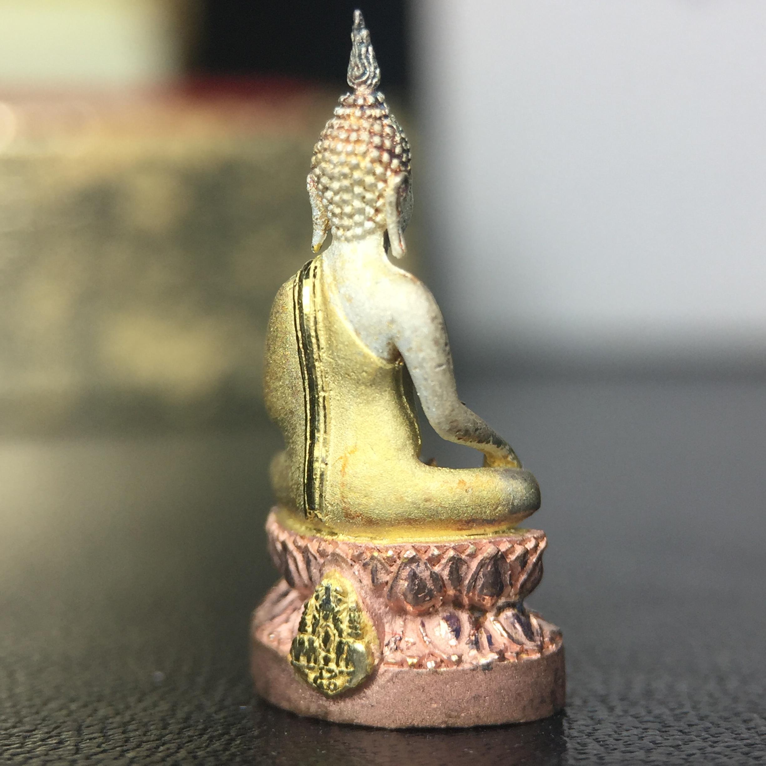 พระชัยวัฒน์พระพุทธนวราชบพิตร ครองสิริราชสมบัติครบ 50 ปี พ.ศ.2540 ขนาดสูง 1.9 ซม. เนื้อเงินสามกษัตริย์(ผิวเดิม) พร้อมกล่องบรรจุเดิมครบสมบูรณ์ 1ใน 9500 องค์(พุทธนวราชบพิตร นิมิตรหมายแห่งความสามัคคี ด้วยไมตรีแห่งองค์พระภูมิพล)