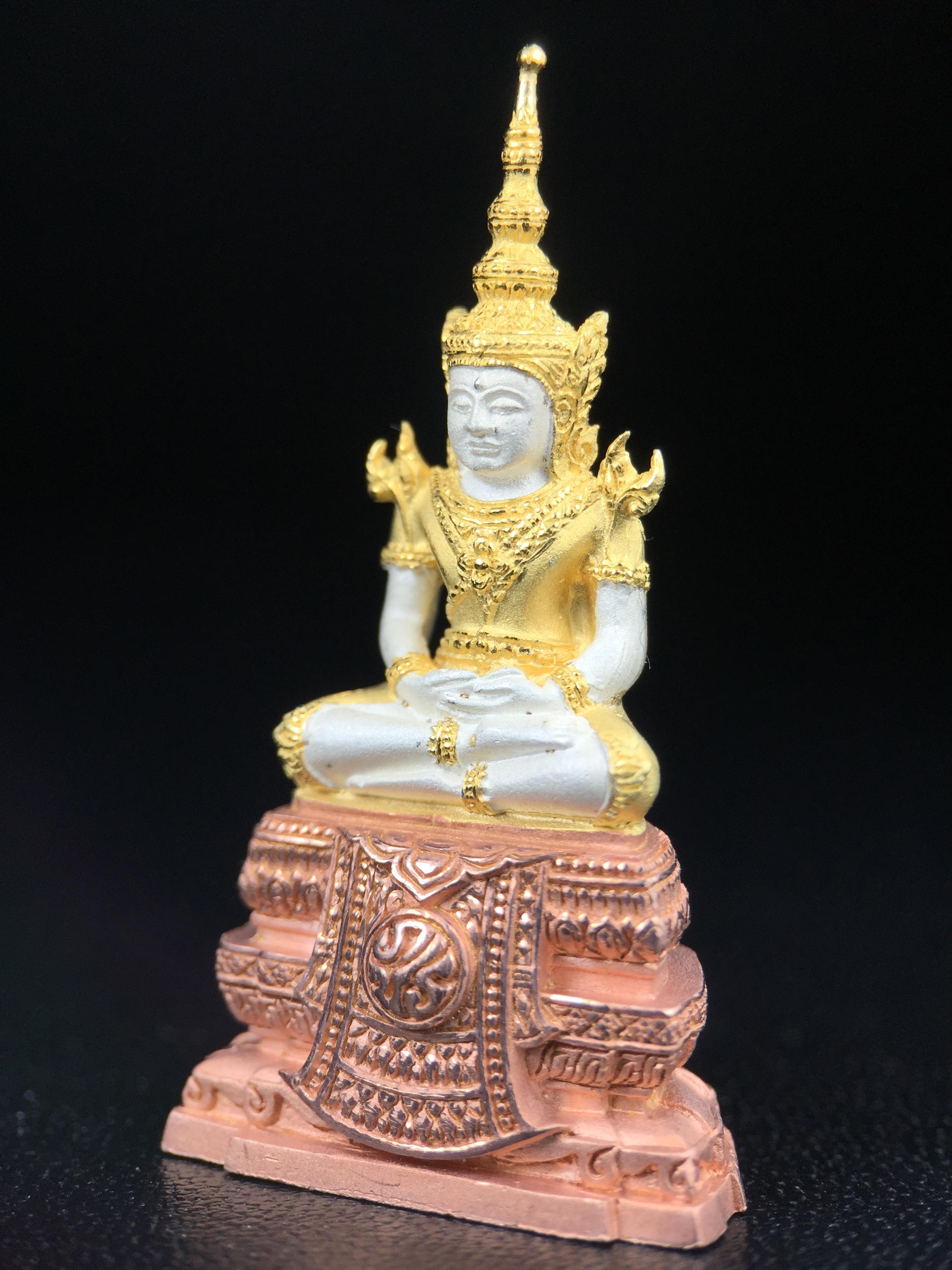 พระแก้วมรกต ภปร. ปี2547 จัดสร้างโดย รพ.ภูมิพลฯ เนื้อเงิน (3 กษัตริย์)ลอยองค์ หน้าตัก 1/2 นิ้ว งดงามทรงคุณค่าอีกหนึ่งรุ่นยอดนิยม หายาก