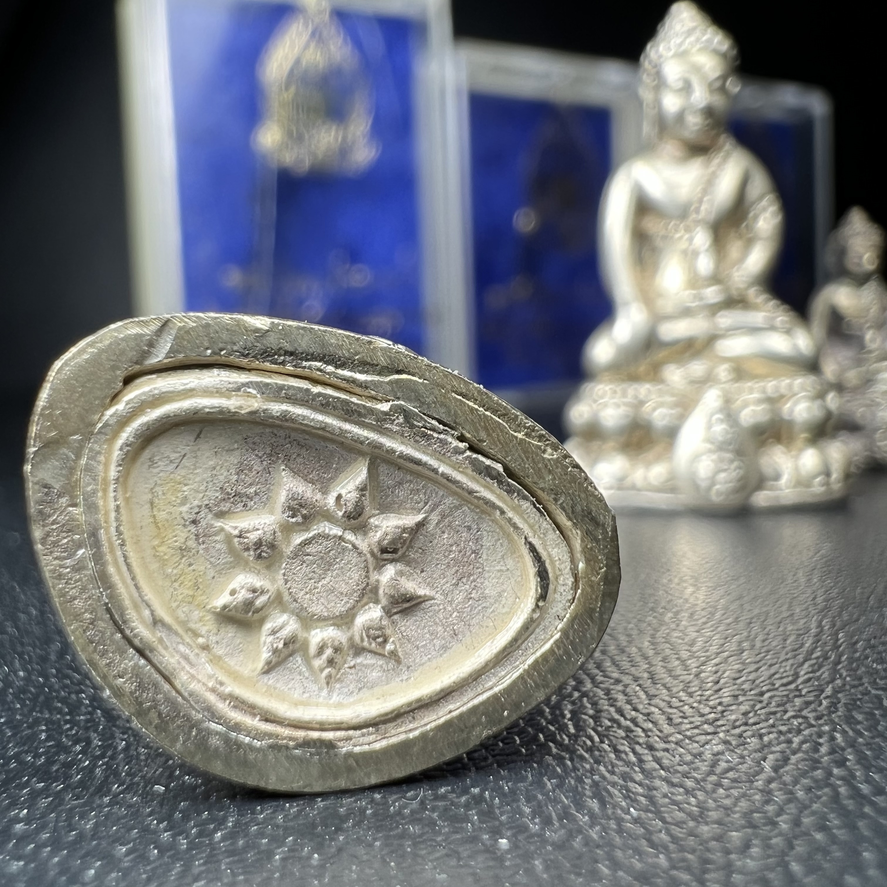 พระกริ่งนวปทุม ภปร.-พระชัยวัฒน์นวปทุม ภปร.-พระกริ่งไพรีพินาศ ภปร. รุ่นแรก วัดปทุมวนาราม ครบชุดเนื้อเงิน ปี2535(ในหลวงรัชกาลที่9เสด็จเททอง)(1ใน3000องค์)หายาก***เก็บทีเดียวครบชุดไปเลยรุ่นนี้ แนะนำ....ตอนนี้หายากแล้ว***