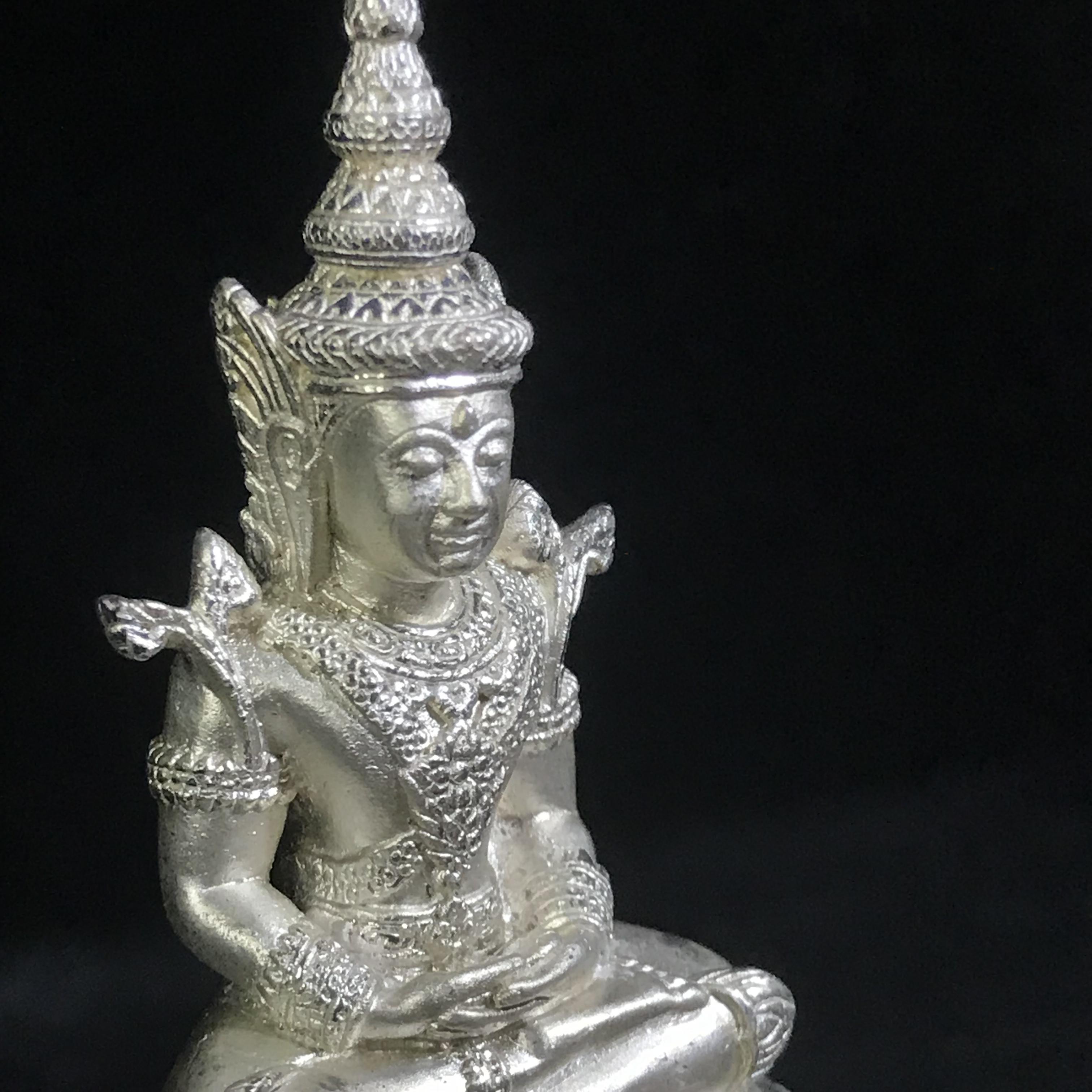 พระแก้วมรกต ภปร.(รุ่นแรก) ปี2545 รุ่นฉลองกรุงรัตนโกสินทร์ครบ 220 ปี หล่อลอยองค์ เนื้อเงิน ขนาดบูชา 50*90 มม. พร้อมฐานวางครอบแก้วเดิม(สวยงามและหายากมาก)(1ใน3000องค์)