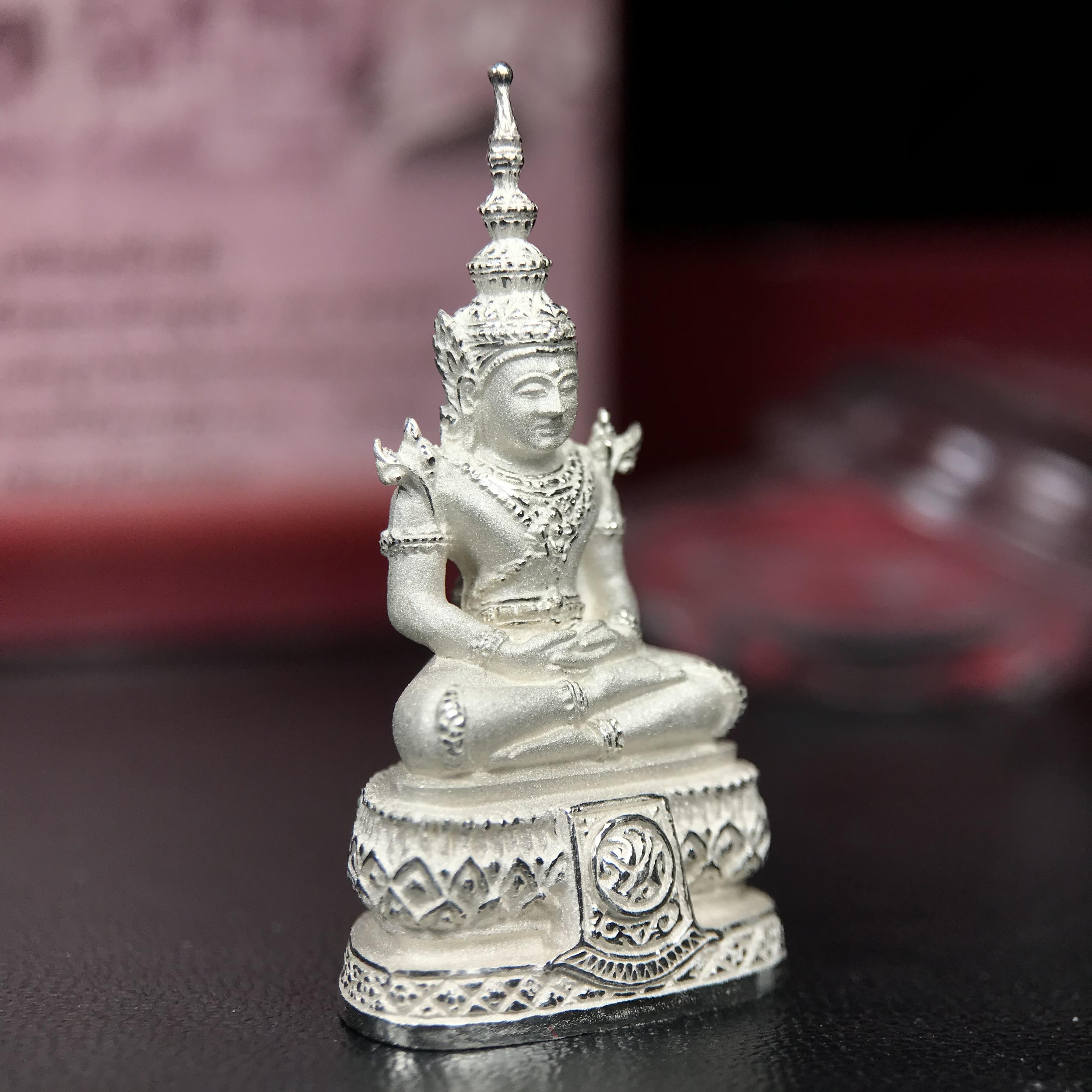 พระแก้วมรกต ภปร.(รุ่นแรก) ปี2545 จัดสร้างในมหาวโรกาส พระบาทสมเด็จพระเจ้าอยู่หัวรัชกาลที่ 9 ครบรอบ 75 พรรษา และฉลองกรุงรัตนโกสินทร์ครบ 220 ปี พิมพ์ลอยองค์ใหญ่ เนื้อเงินบริสุทธิ์ 92.5% ขนาด 19*35 มม. พร้อมกล่องบรรจุเดิม สวยครบสมบูรณ์(องค์หมายเลข ๔๔๗๑)