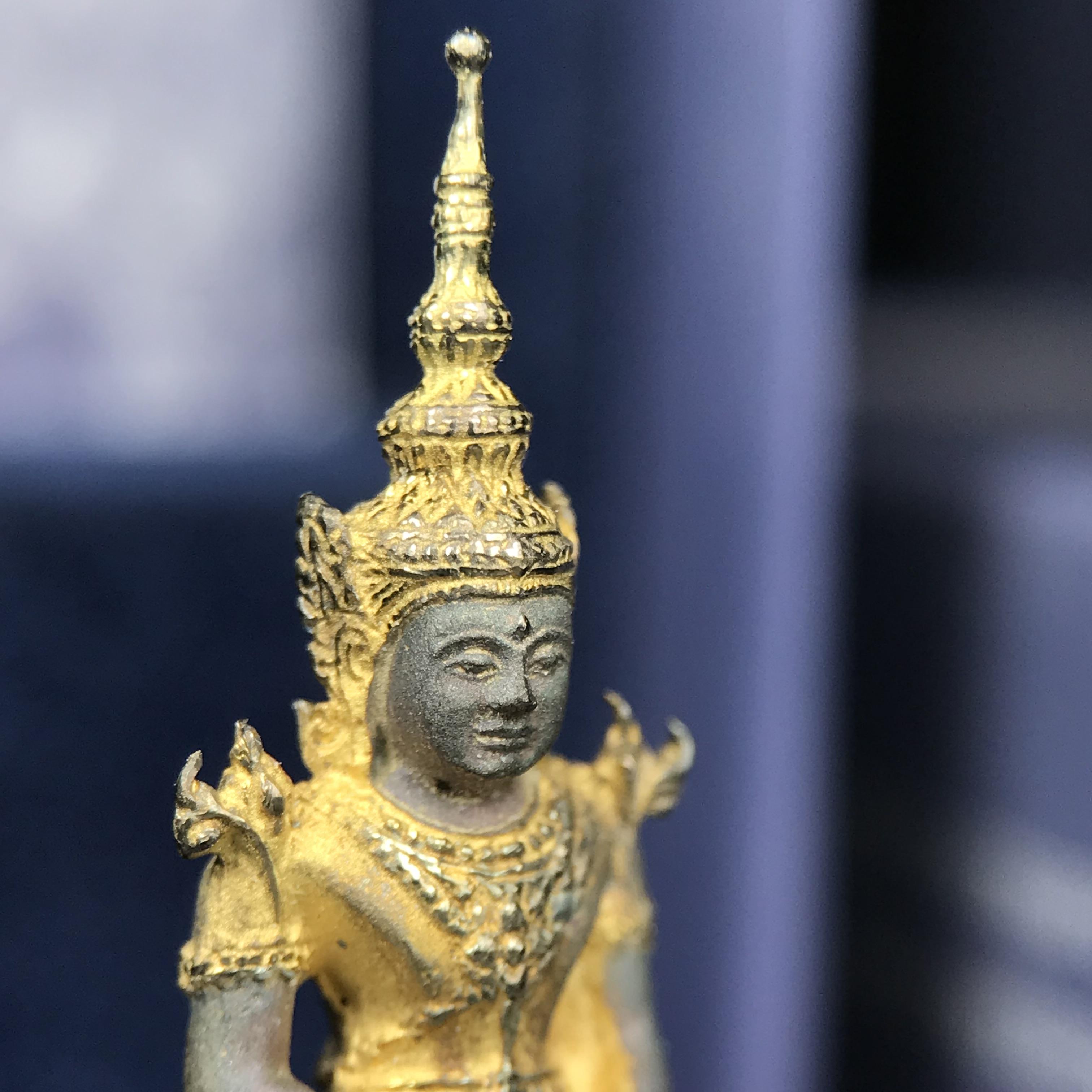 พระแก้วมรกต ภปร. ปี 2547 จัดสร้างโดยโรงพยาบาลภูมิพลอดุลยเดช เนื้อเงิน(3 กษัตริย์) ลอยองค์ หน้าตัก 1/2 นิ้ว สูง 3.7 ซม.พิธีมหามังคาภิเษก ณ พระอุโบสถวัดพระศรีรัตนศาสดาราม(วัดพระแก้ว) งดงามทรงคุณค่าอีกหนึ่งรุ่นยอดนิยม หายาก(องค์หมายเลข ๑๔๖๖)ผิวเดิมติดรุ้งสวย
