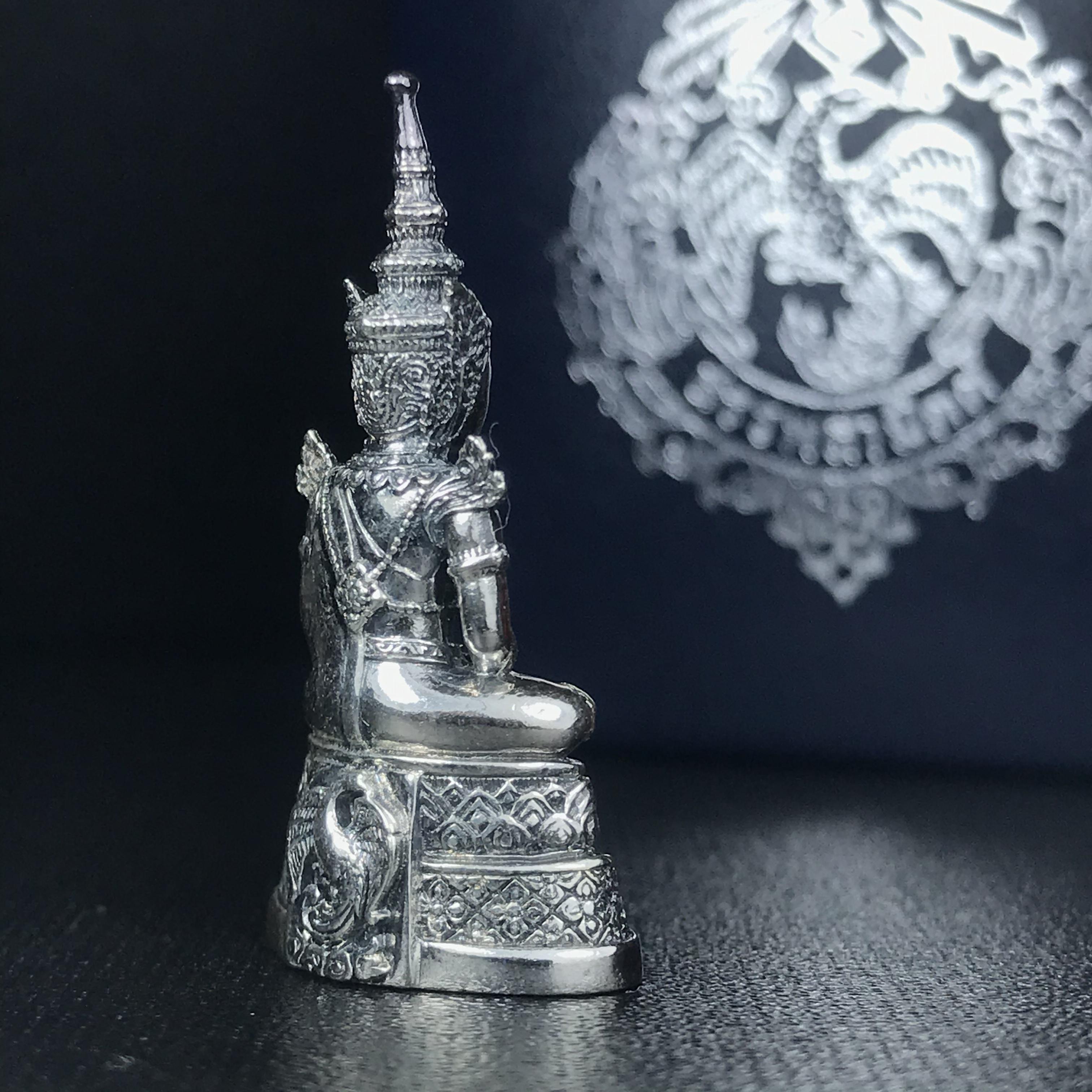 พระแก้วมรกต กรมสรรพสามิตจัดสร้างขึ้นเนื่องในโอกาสครบรอบ 64 ปีของกรมสรรพสามิต และเนื่องในวโรกาสที่พระบาทสมเด็จพระเจ้าอยู่หัวทรงครองราชย์ครบ 50 ปีในปีกาญจนาภิเษก เมื่อ พ.ศ.2539 เนื้อเงินรมดำขัดเงาพร้อมกล่องบรรจุเดิม