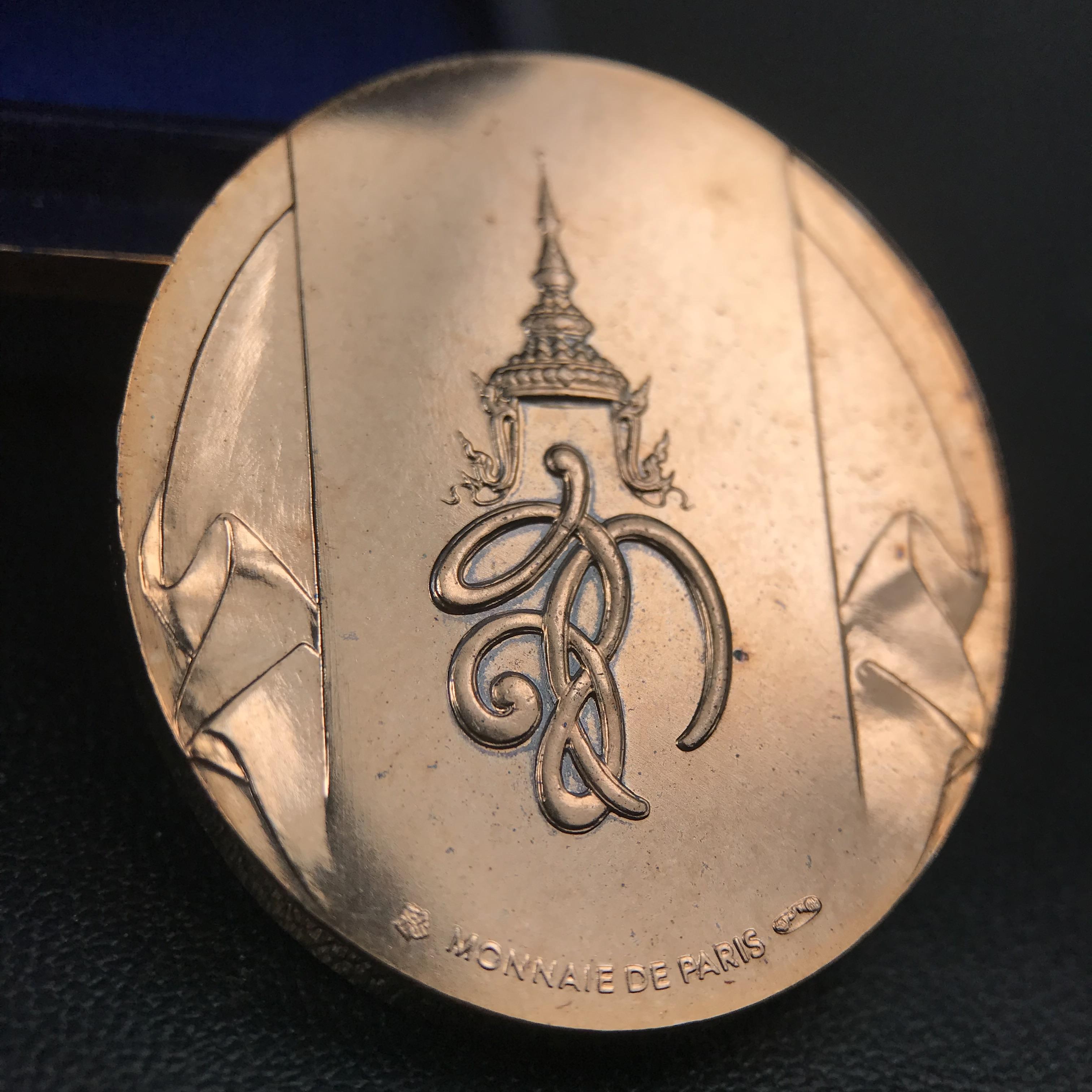 หลวงพ่อทวด พระนามาภิไธย สก. วัดห้วยมงคล จ.ประจวบคีรีขันธ์ ปี 2544(รุ่นแรก) เหรียญเนื้อนวโลหะ(Thai Bonze) ผลิตโดยโรงกษาปณ์ โมเน่ร์เดอปารีส ประเทศฝรั่งเศส สวยงดงามสภาพสวยกล่องใบรับรองครบสมบูรณ์(คุ้มครองแคล้วคลาด พิธีใหญ่) องค์หมายเลข 1807 (1 ใน 2999 เหรียญ)