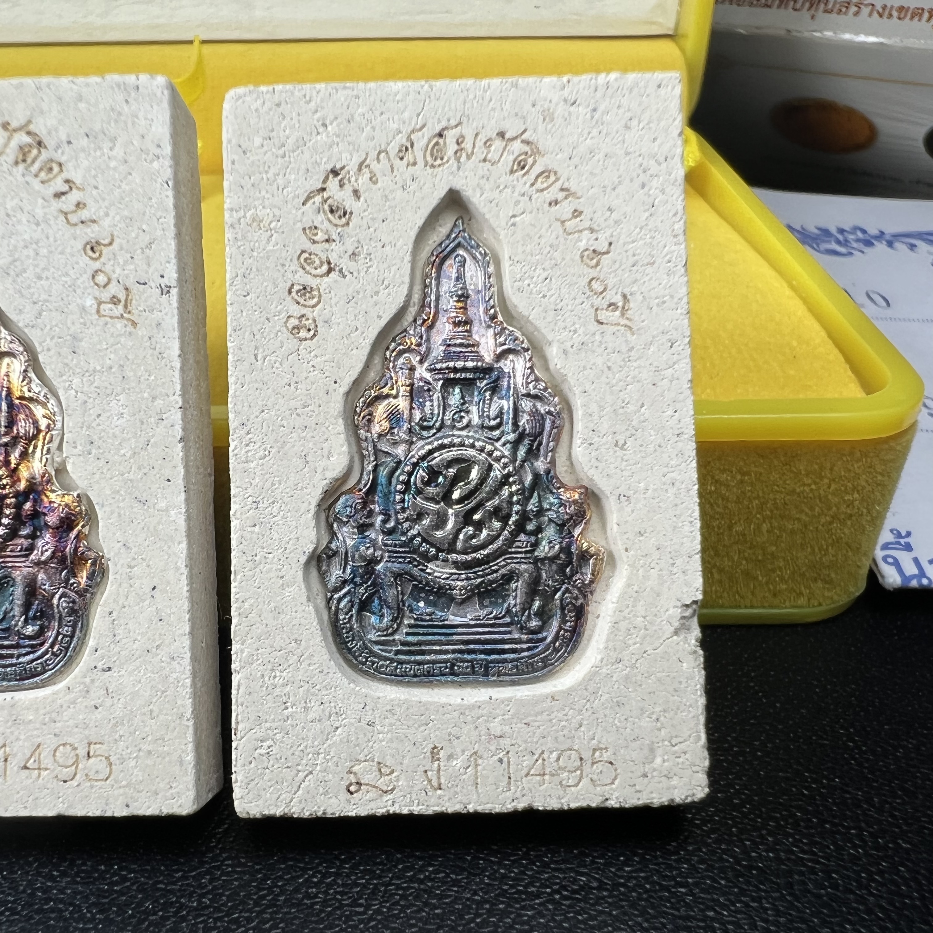 พระสมเด็จพิมพ์ใหญ่ เฉลิมพระเกียรติ พร้อมทั้งอัญเชิญตราสัญลักษณ์ฉลองครองราชย์ครบ 60 ปี เนื้อเงิน 99.9%(ผิวเดิมขึ้นสีรุ้งธรรมชาติ สวย) ประดิษฐานด้านหลังองค์พระ ครบชุด 3 องค์(พระผงพุทธคุณผสมบุษราคัม ไพลิน ทับทิม)