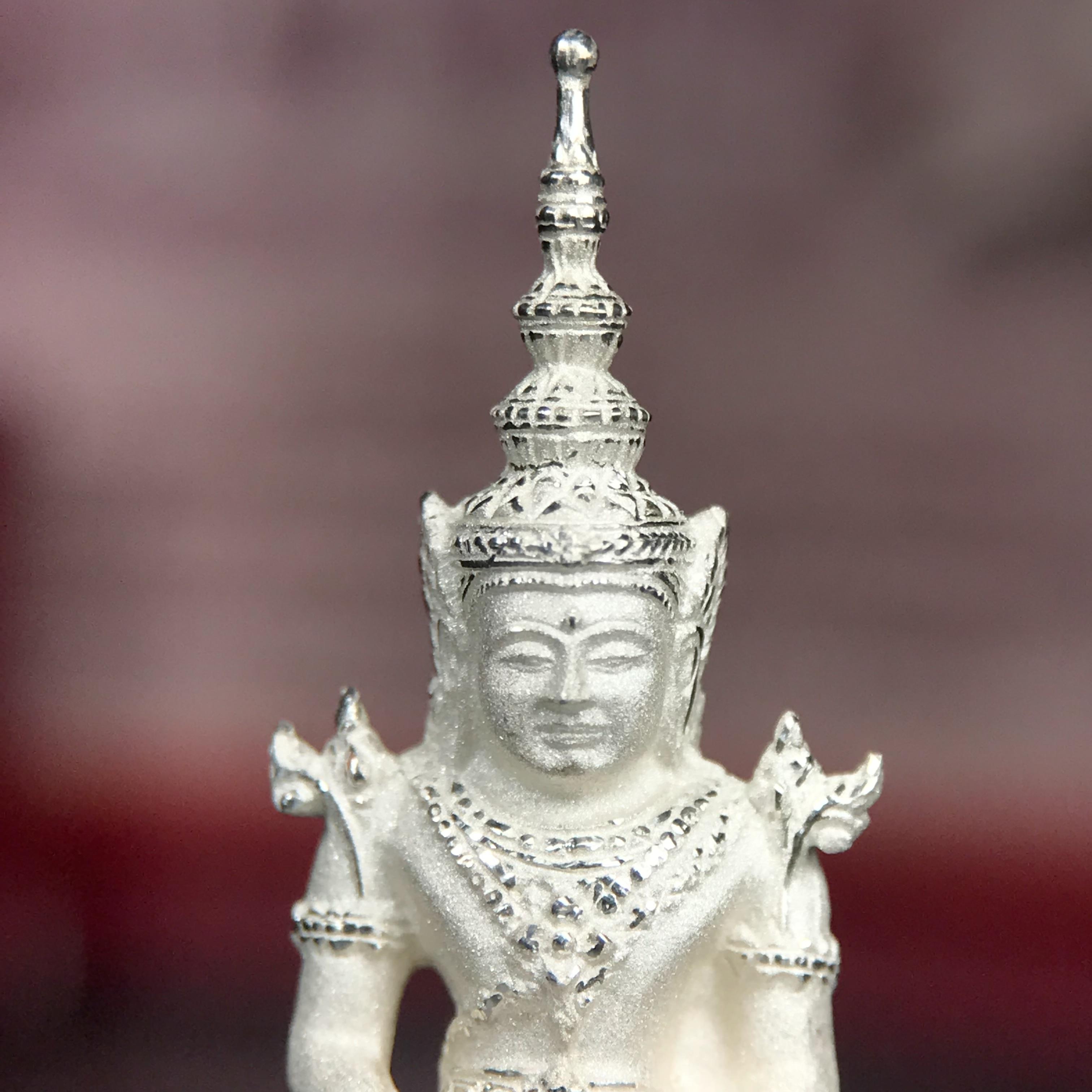 พระแก้วมรกต ภปร.(รุ่นแรก) ปี2545 จัดสร้างในมหาวโรกาส พระบาทสมเด็จพระเจ้าอยู่หัวรัชกาลที่ 9 ครบรอบ 75 พรรษา และฉลองกรุงรัตนโกสินทร์ครบ 220 ปี พิมพ์ลอยองค์ใหญ่ เนื้อเงินบริสุทธิ์ 92.5% ขนาด 19*35 มม. พร้อมกล่องบรรจุเดิม สวยครบสมบูรณ์(องค์หมายเลขคู่สวย ๔๔๗๗)