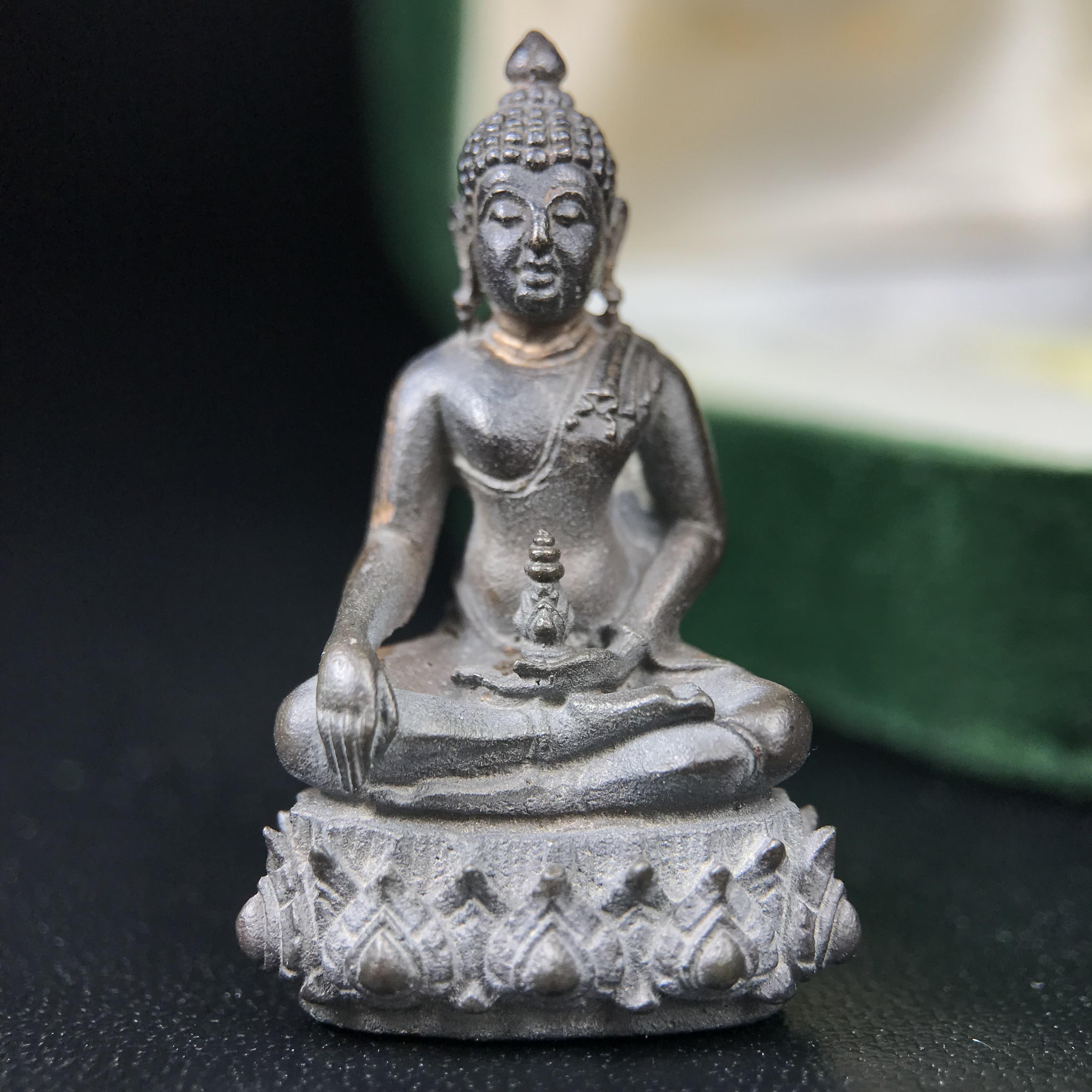 พระกริ่งวาสนา(รุ่นแรก) 80 พรรษา สมเด็จพระสังฆราช (วาสน์) วัดราชบพิธฯ ปี2521 เนื้อนวโลหะ(ตอกโค๊ตพระปิดตา) โดยมีหลวงปู่โต๊ะ วัดประดู่ฉิมพลีร่วมปลุกเสก พร้อมกล่องบรรจุเดิม(รุ่นแรก คอตั้งตรงได้สัดส่วน หายาก)