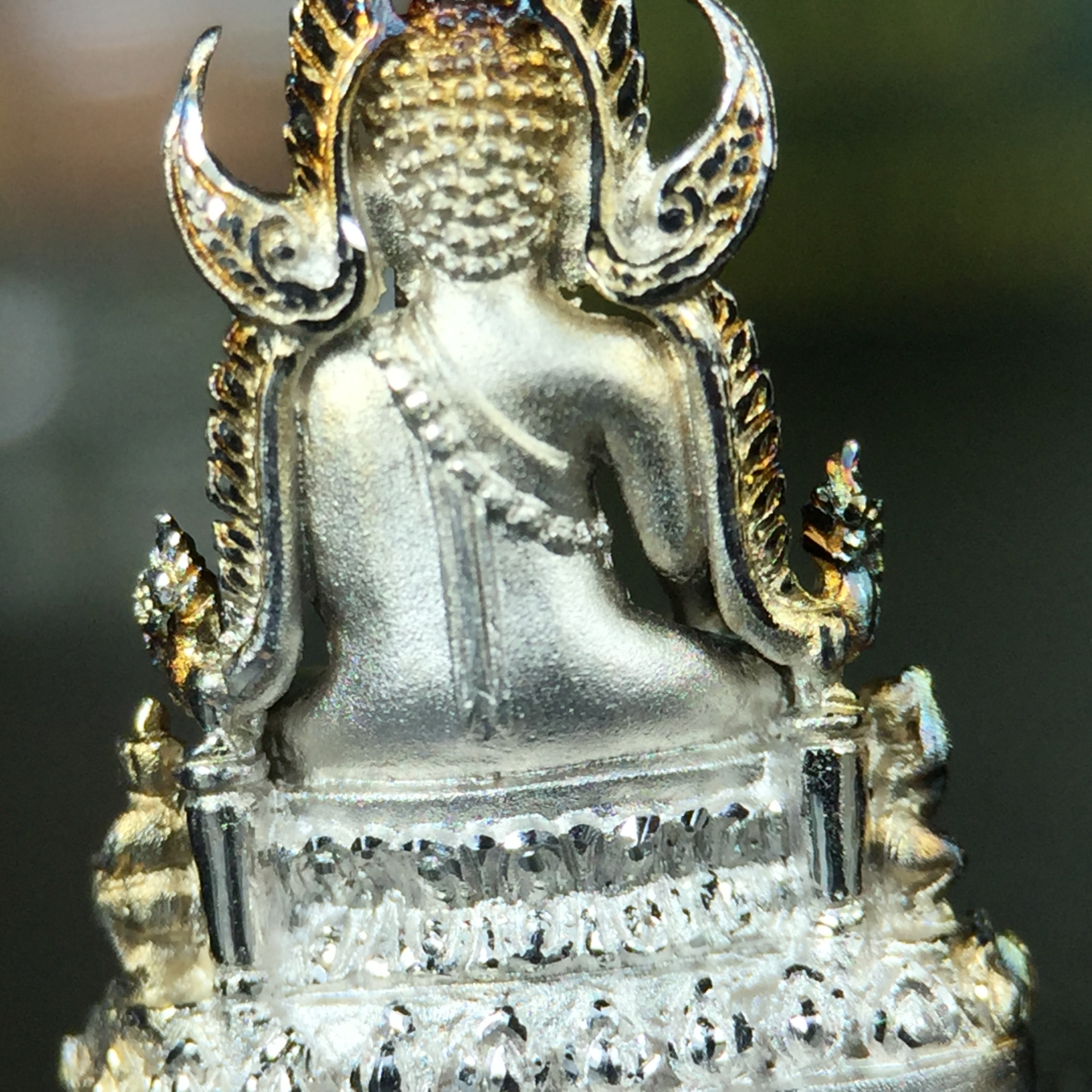 พระพุทธชินราช(จำลอง) ภปร. 84 พรรษา เนื้อเงินชุบทองคำขาว พิมพ์เล็กขนาดหน้าตัก 1/4 นิ้ว (สภาพผิวเดิมสวย ขึ้นสีรุ้งธรรมชาติ แบบนิยม)(พระราชทานมวลสาร จิตรลดาและเส้นพระเจ้า(เส้นผม))