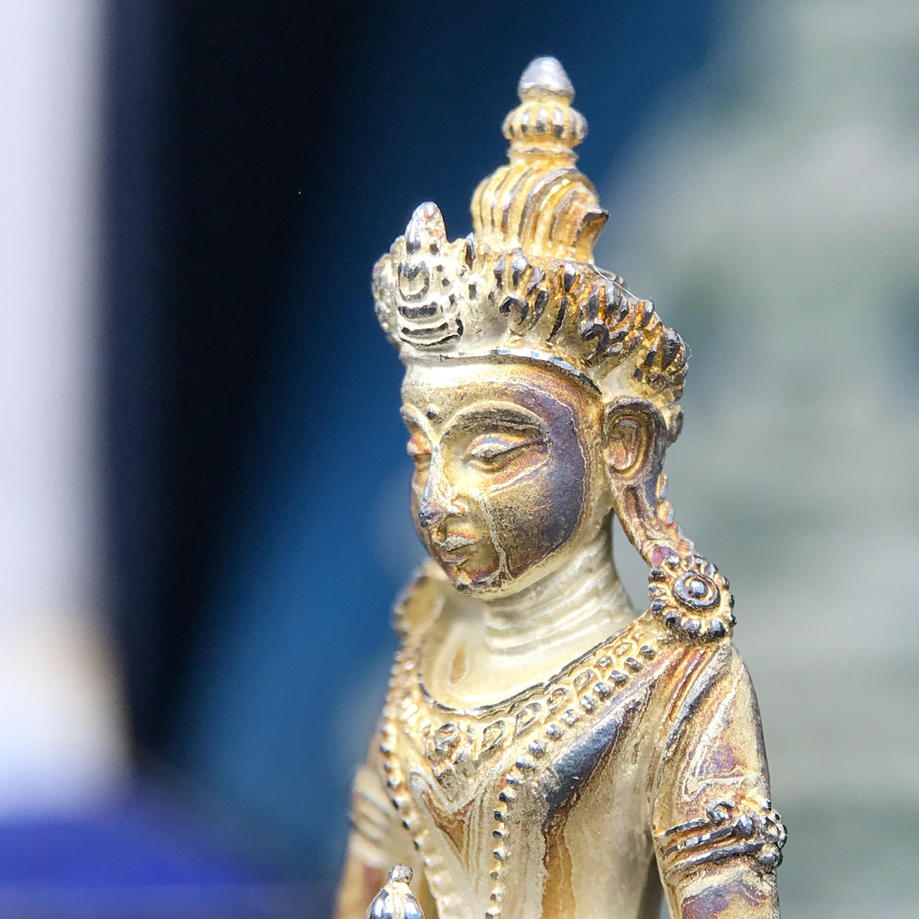 พระกริ่งอวโลกิเตศวร ( เจ้าแม่กวนอิม ) วัดโพธิ์แมนคุณาราม รุ่นอุดมโภคทรัพย์ พ.ศ.2539 เนื้อเงินพ่นทราย(ผิวเดิม ขึ้นสีรุ้งธรรมชาติ แบบนิยม เสน่ห์ของพระเนื้อเงิน) (พร้อมกล่องบรรจุการ์ดใบรับรองเดิมครบ)(อีกหนึ่งรุ่นยอดนิยม พุทธศิลป์สวยงดงาม)หายาก 1 ใน 5000 องค์