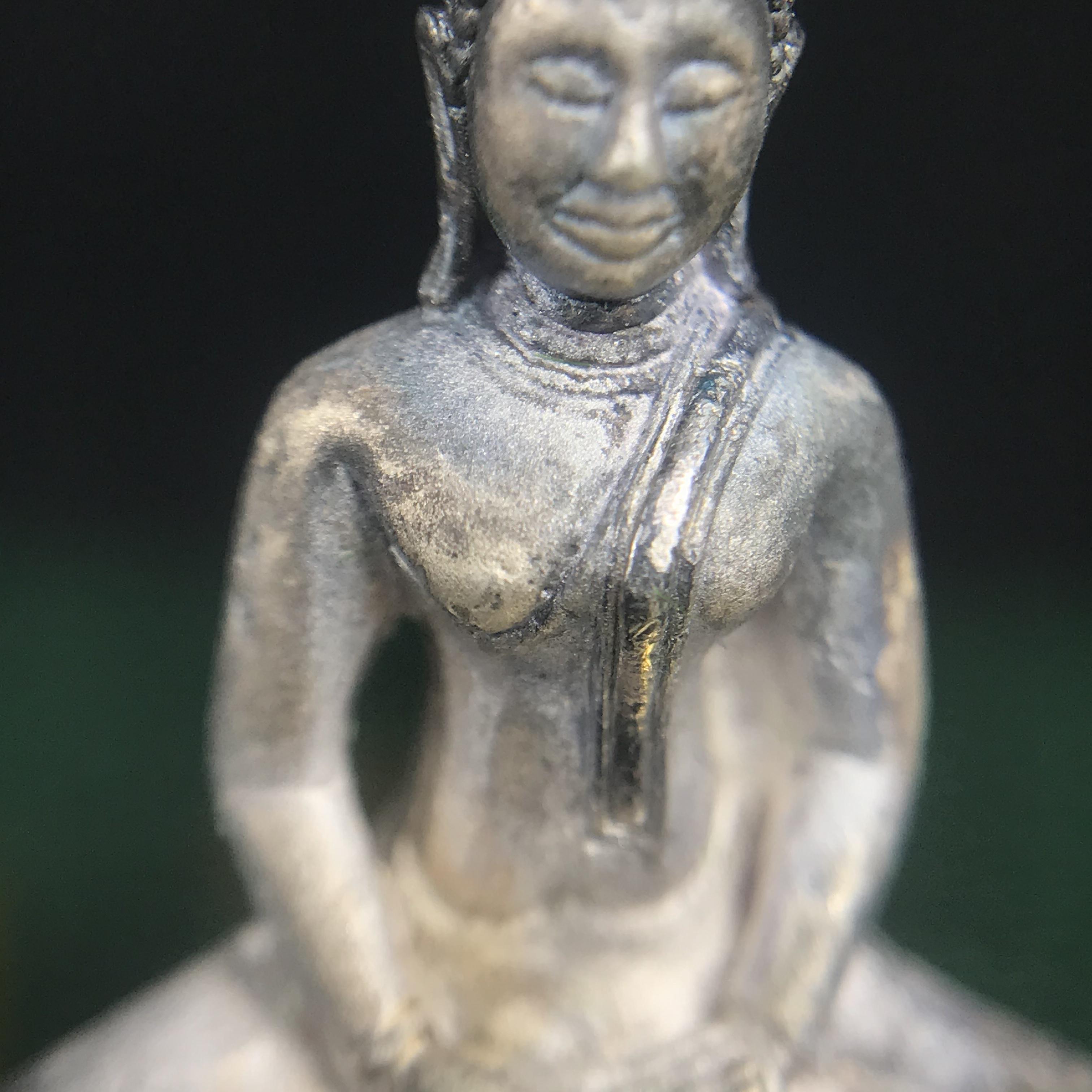 พระพุทธโสธร ภปร. รุ่นย้อนยุค สร้างพระอุโบสถ สมาคมชาวฉะเชิงเทรา จัดสร้าง ปี 2539 วโรกาสครองสิริราชสมบัติครบ 50 ปี เนื้อเงินทรายนวลขัดเงาบางส่วน(ผิวเดิม) พร้อมกล่องบรรจุและใบรับรองเดิม